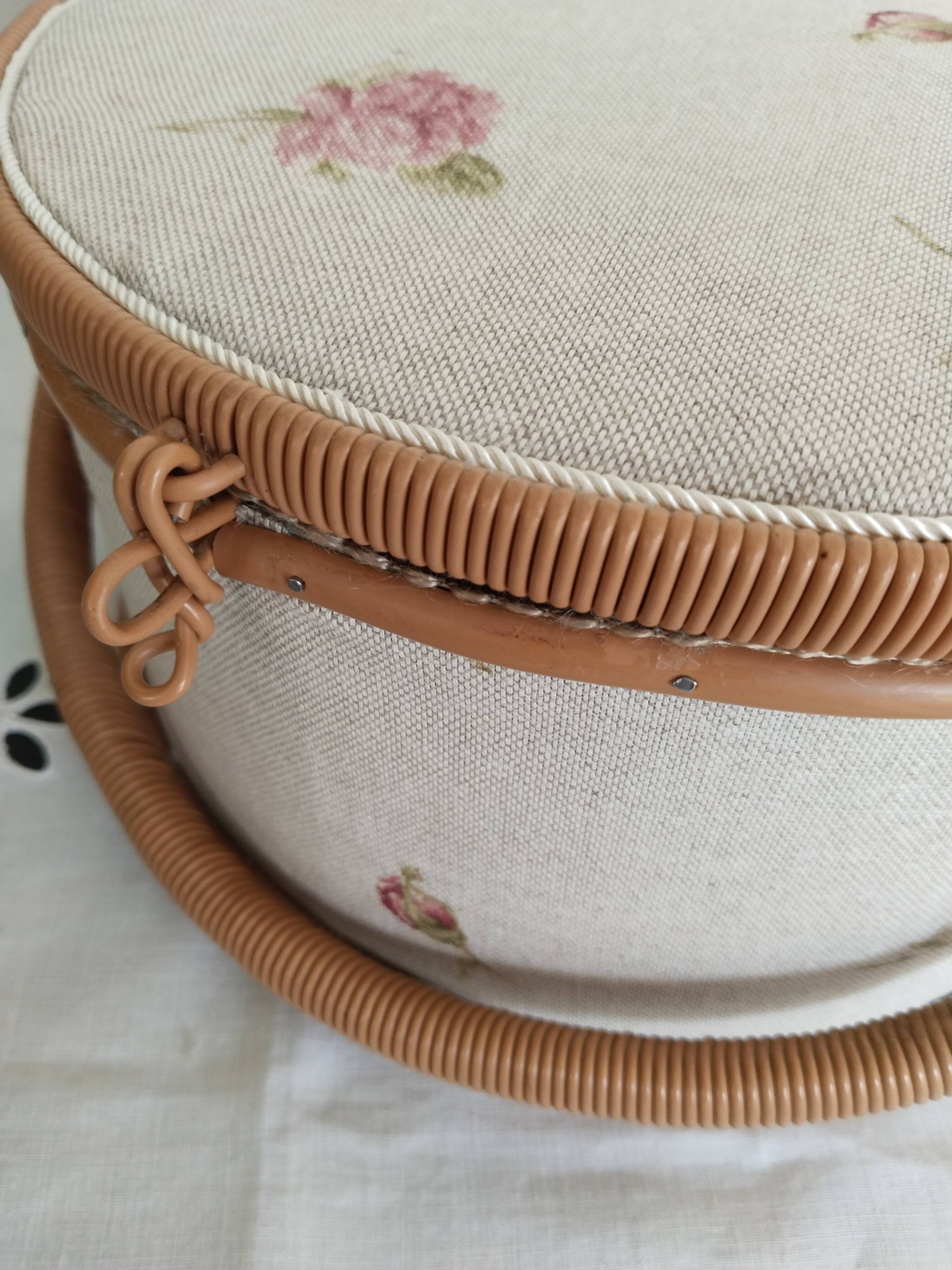 Sewing box, work box, scoubidou and fabric, beige