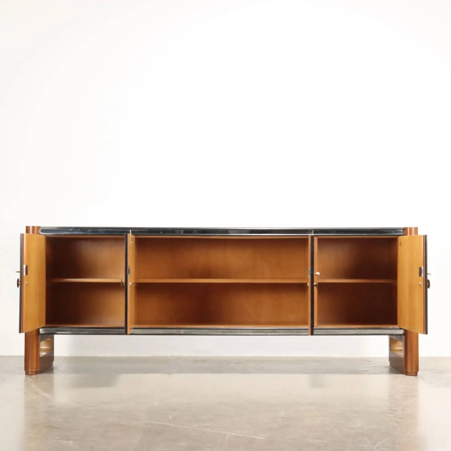 Vintage buffet Palazzi dell'Arte Cantù in walnut veneer, Italy, 1940s.