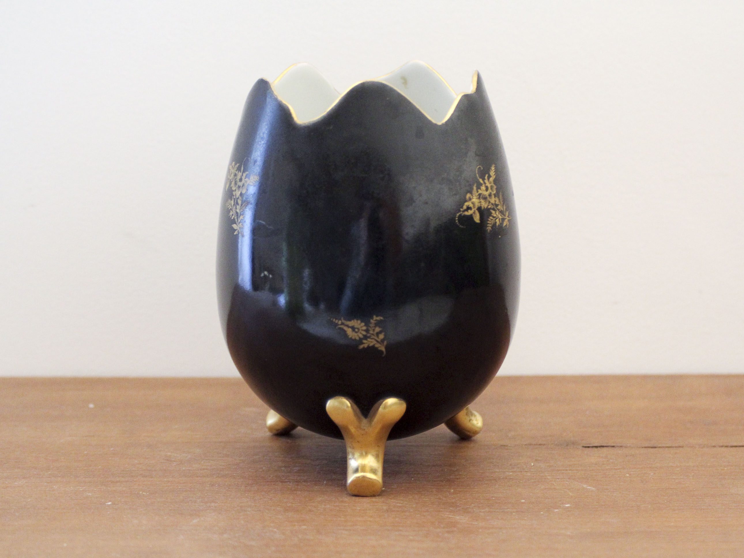Egg-shaped porcelain vase decorated with Pierrot and Columbine