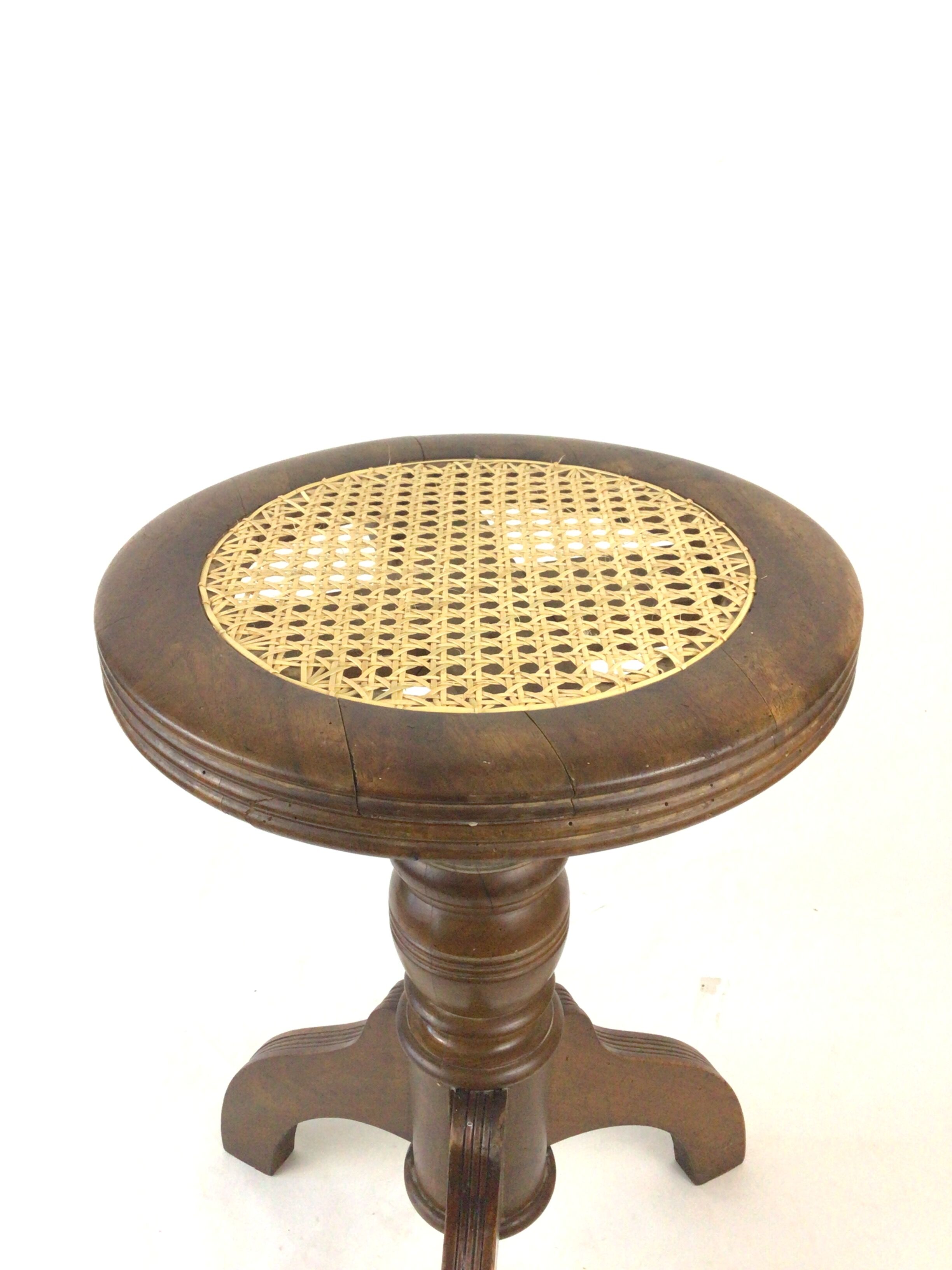 Canned piano stool with screws
