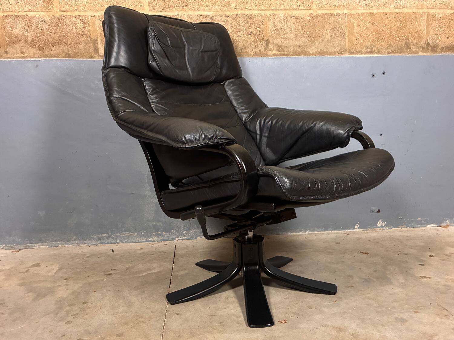 Fauteuil pivotant Skalma avec repose-pieds design danois