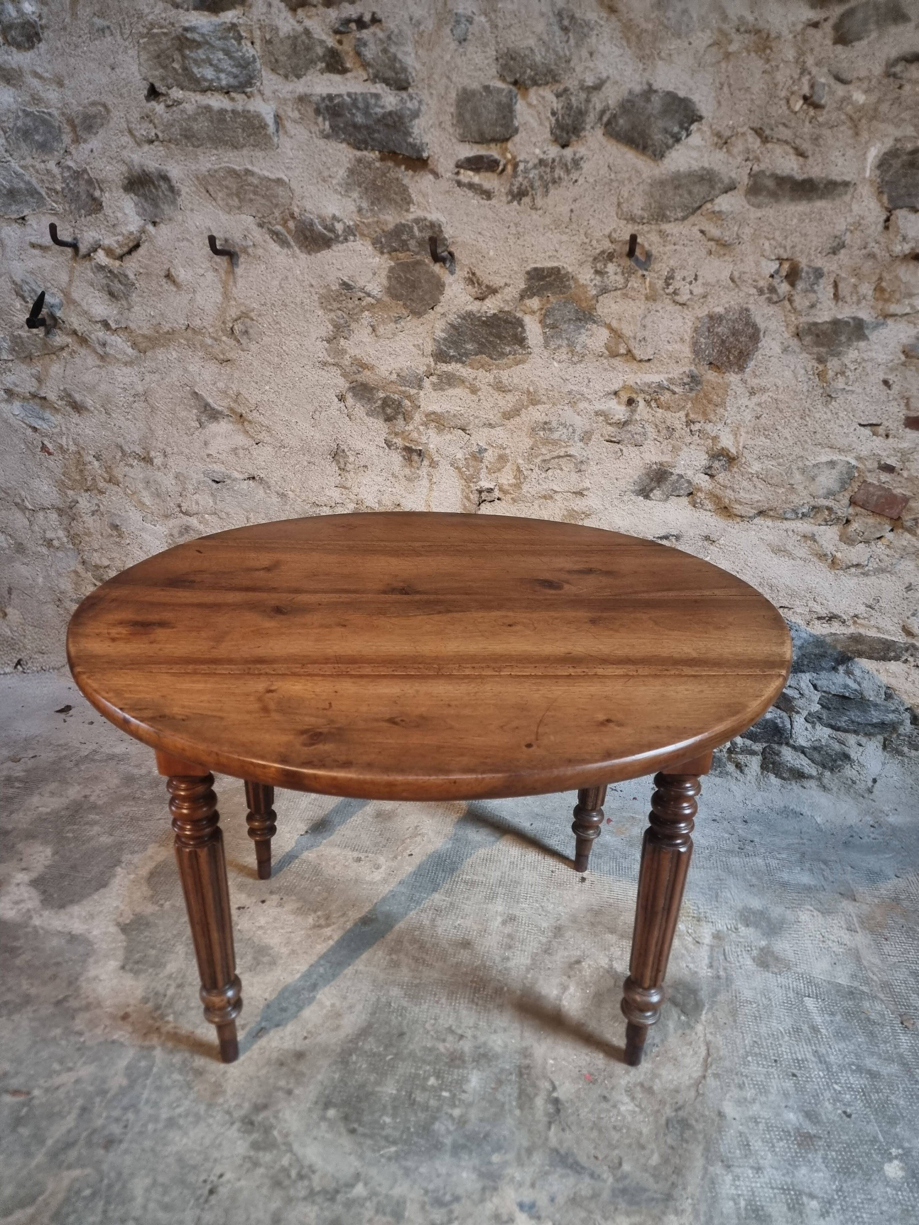 Table à abattants ancienne en noyer français – Table ovale avec rallonges pliantes des deux côtés, fin XIXe siècle