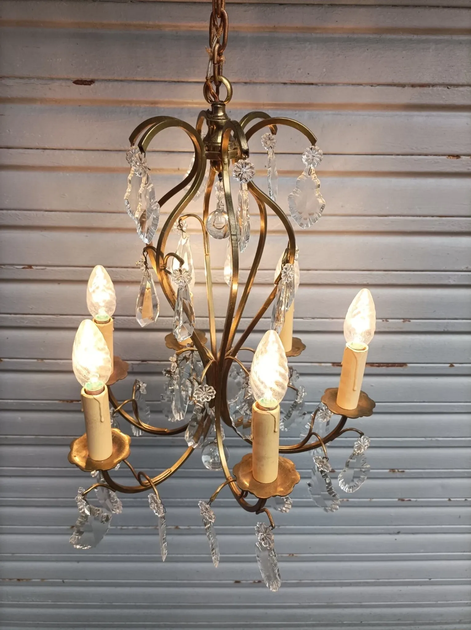 Remarkable cage chandelier with 6 lights and complete crystal pendants in working condition.