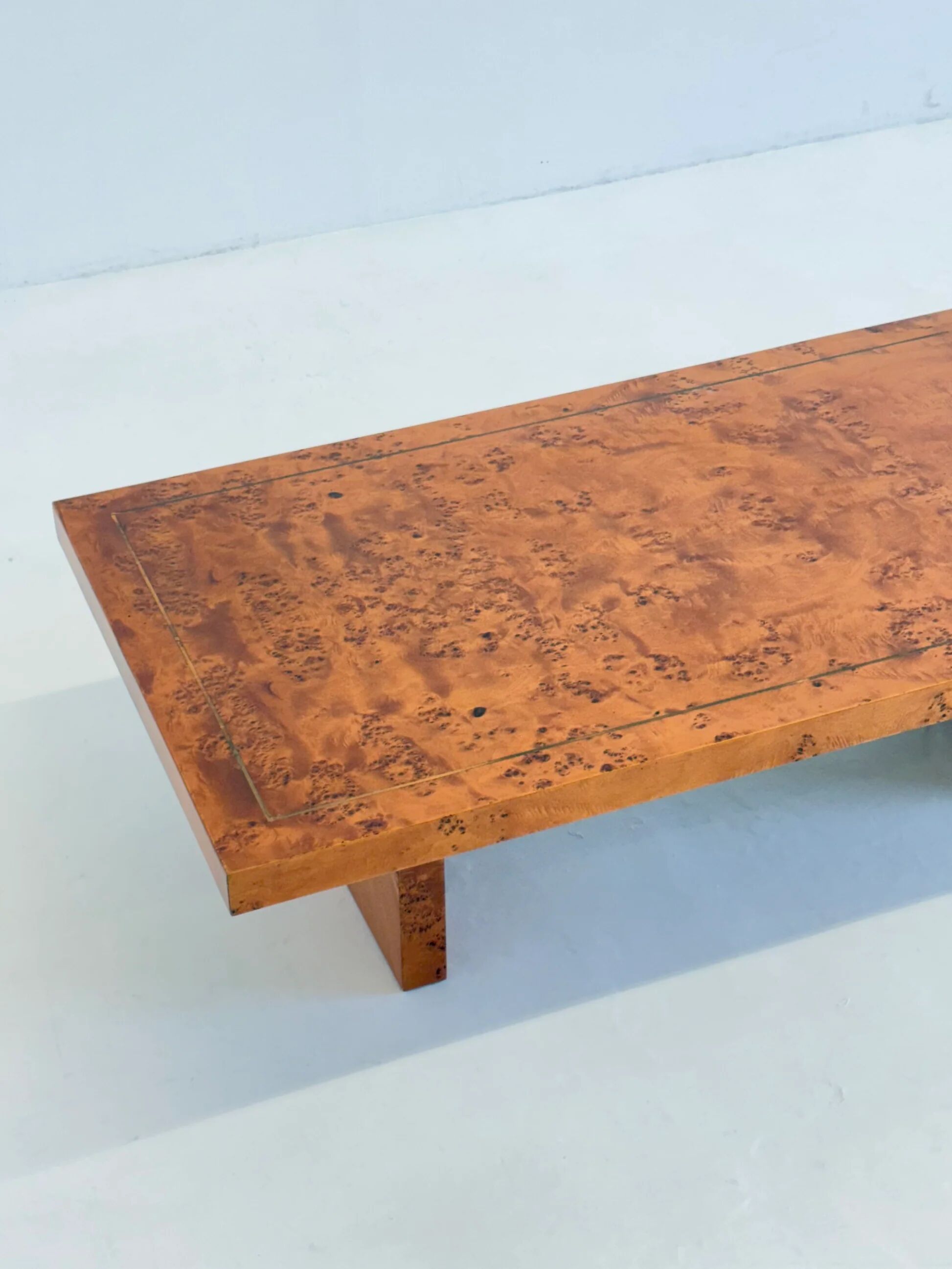 Table basse vintage par Smania en bois de noyer.