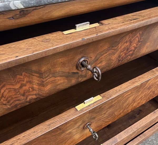 Commode Louis-Philippe en ronce de noyer, marbre Saint-Anne, milieu 19ème