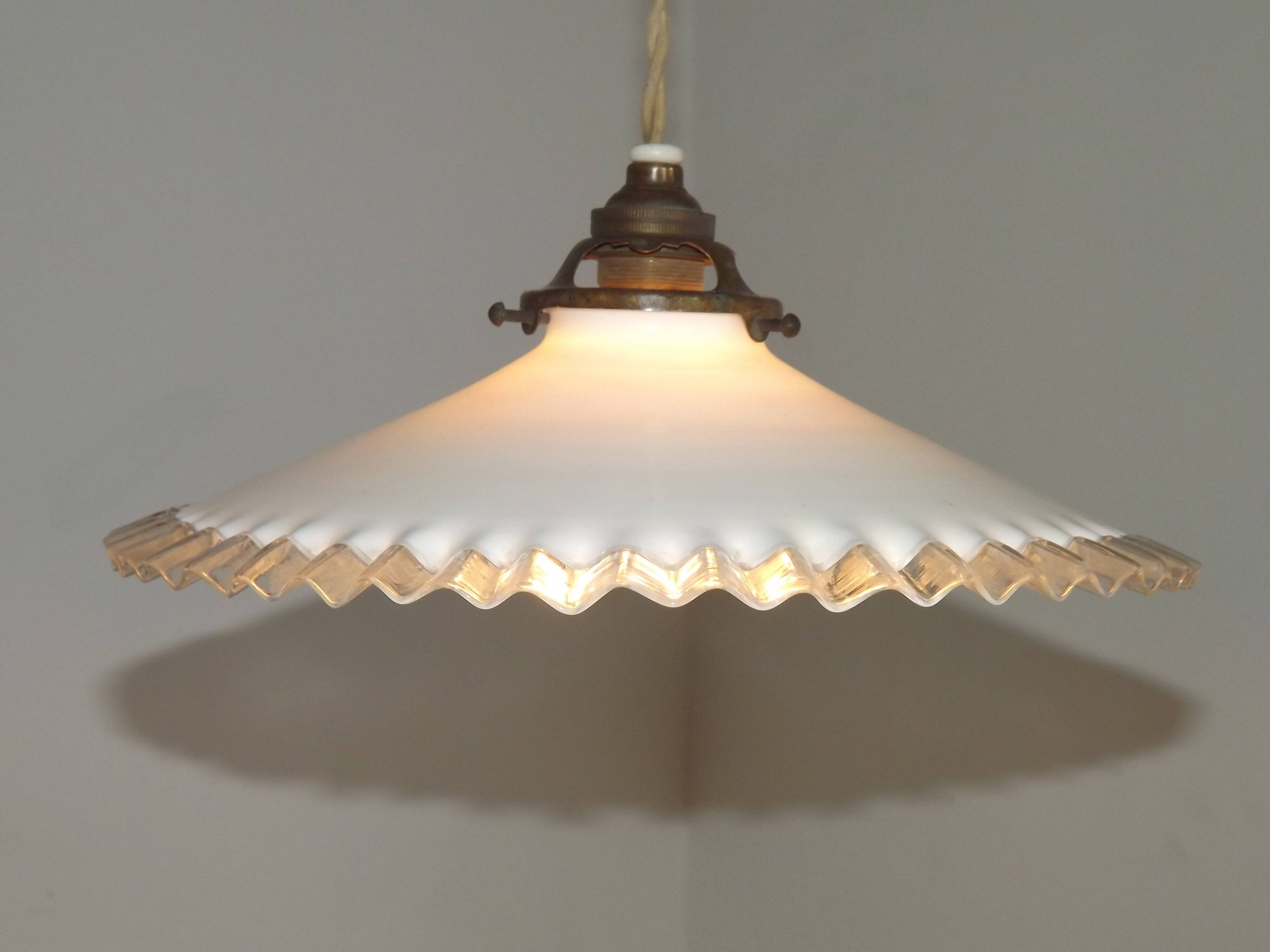 Suspension vintage français à contrepoids avec abat-jour en verre opalin