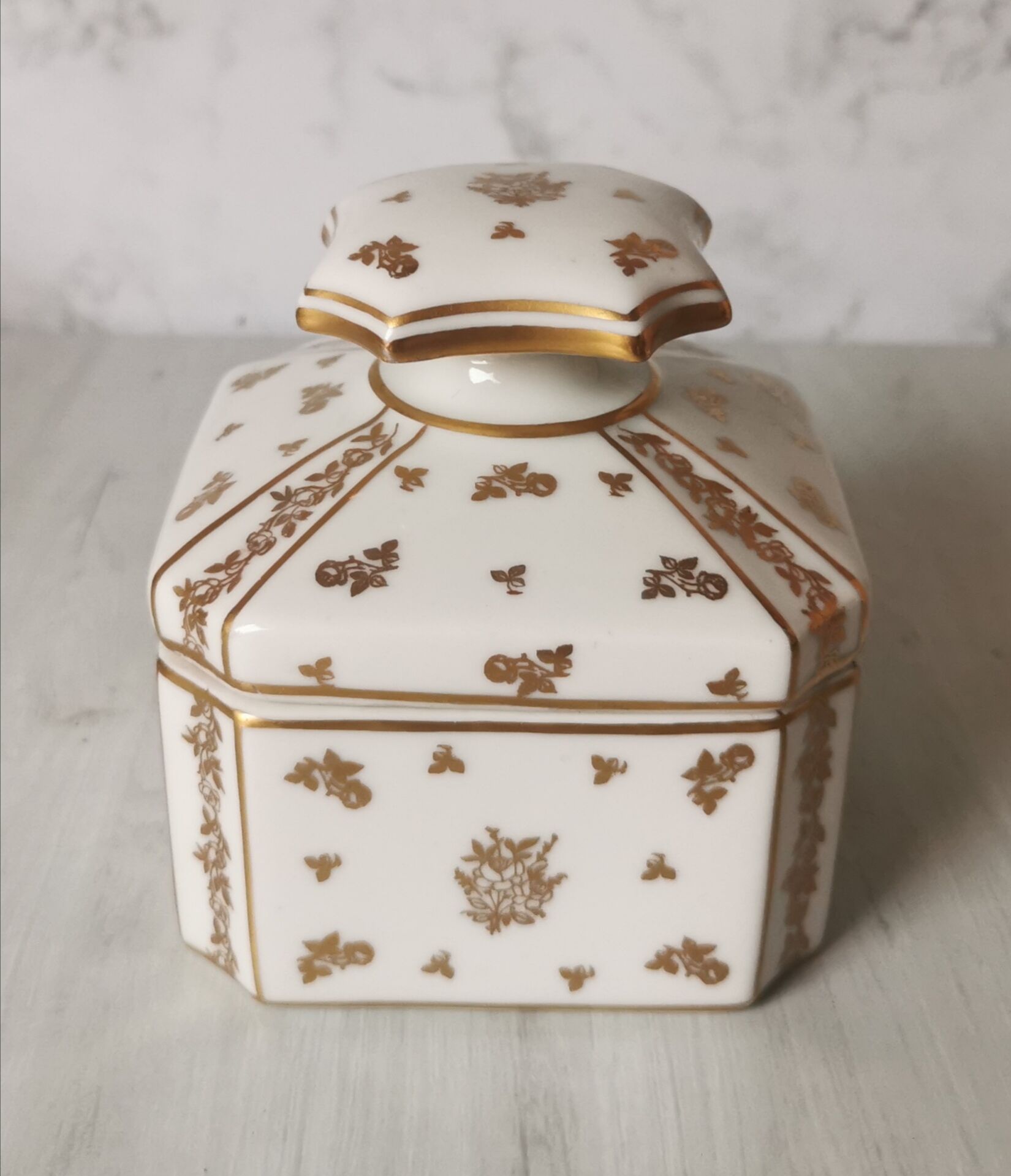 Porcelain bonbonnièree de Limoges