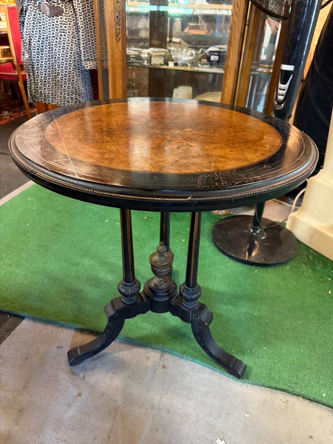 Pedestal table in blackened and fruit wood