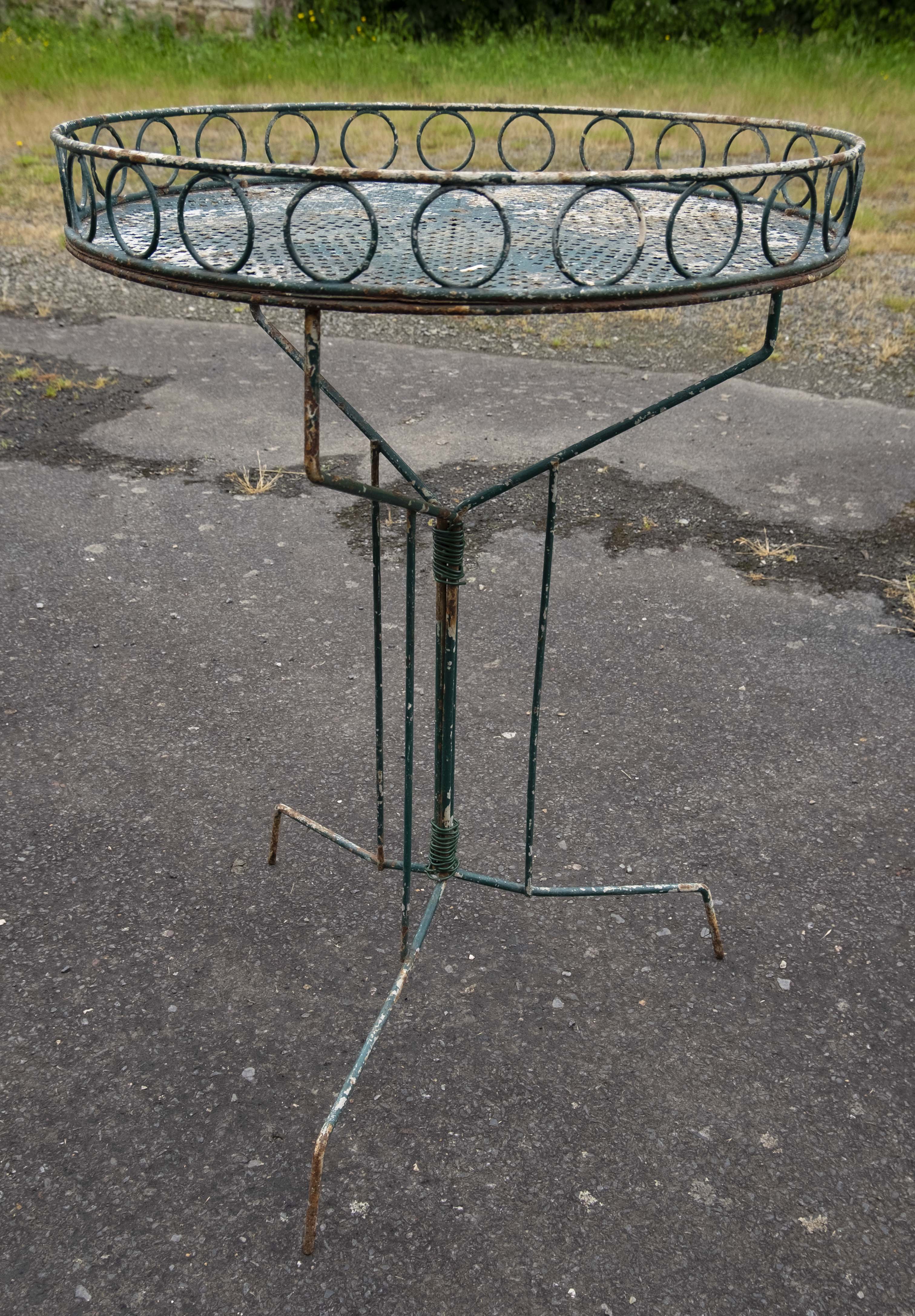 Garden pedestal table