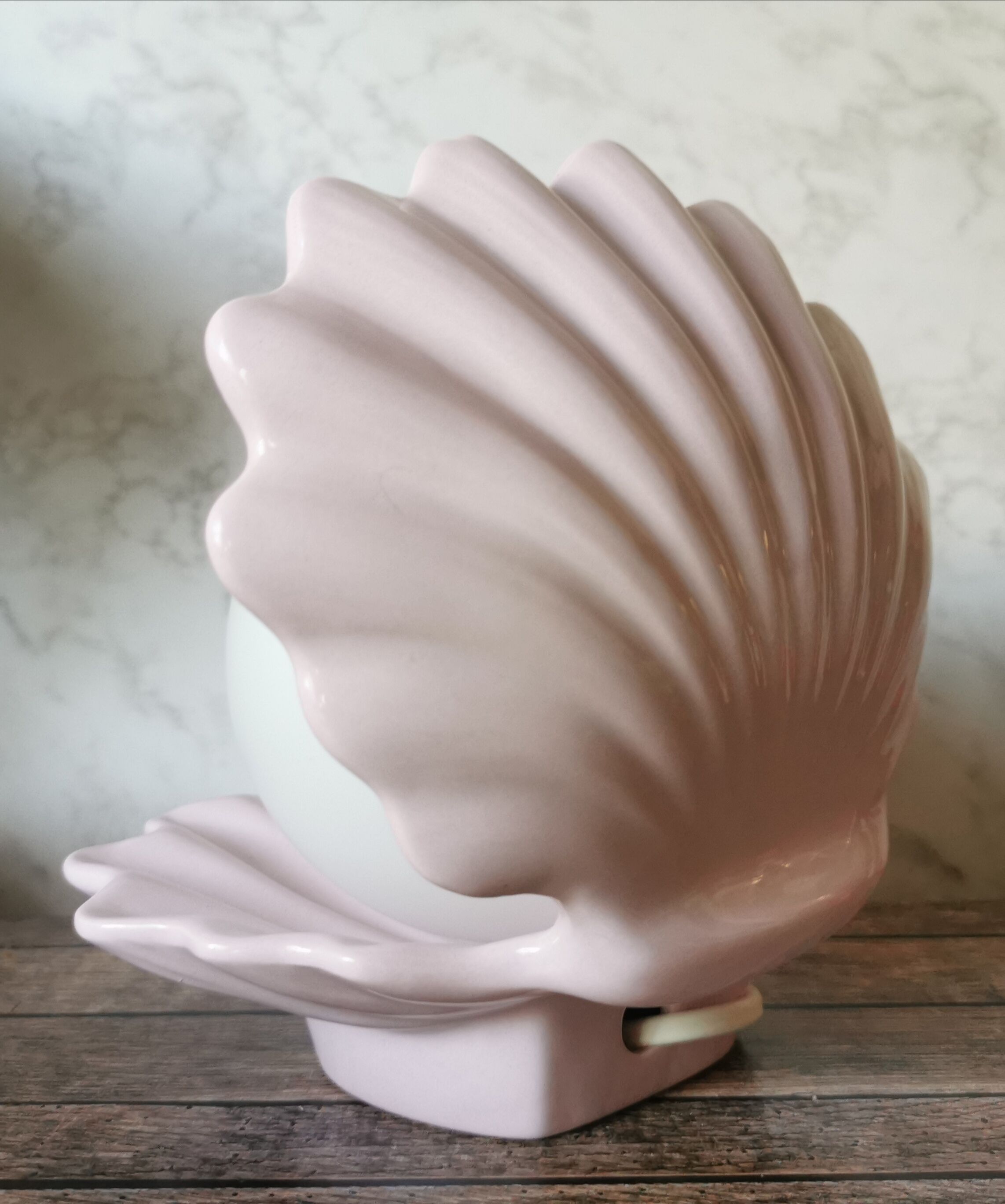 Opaline shell lamp