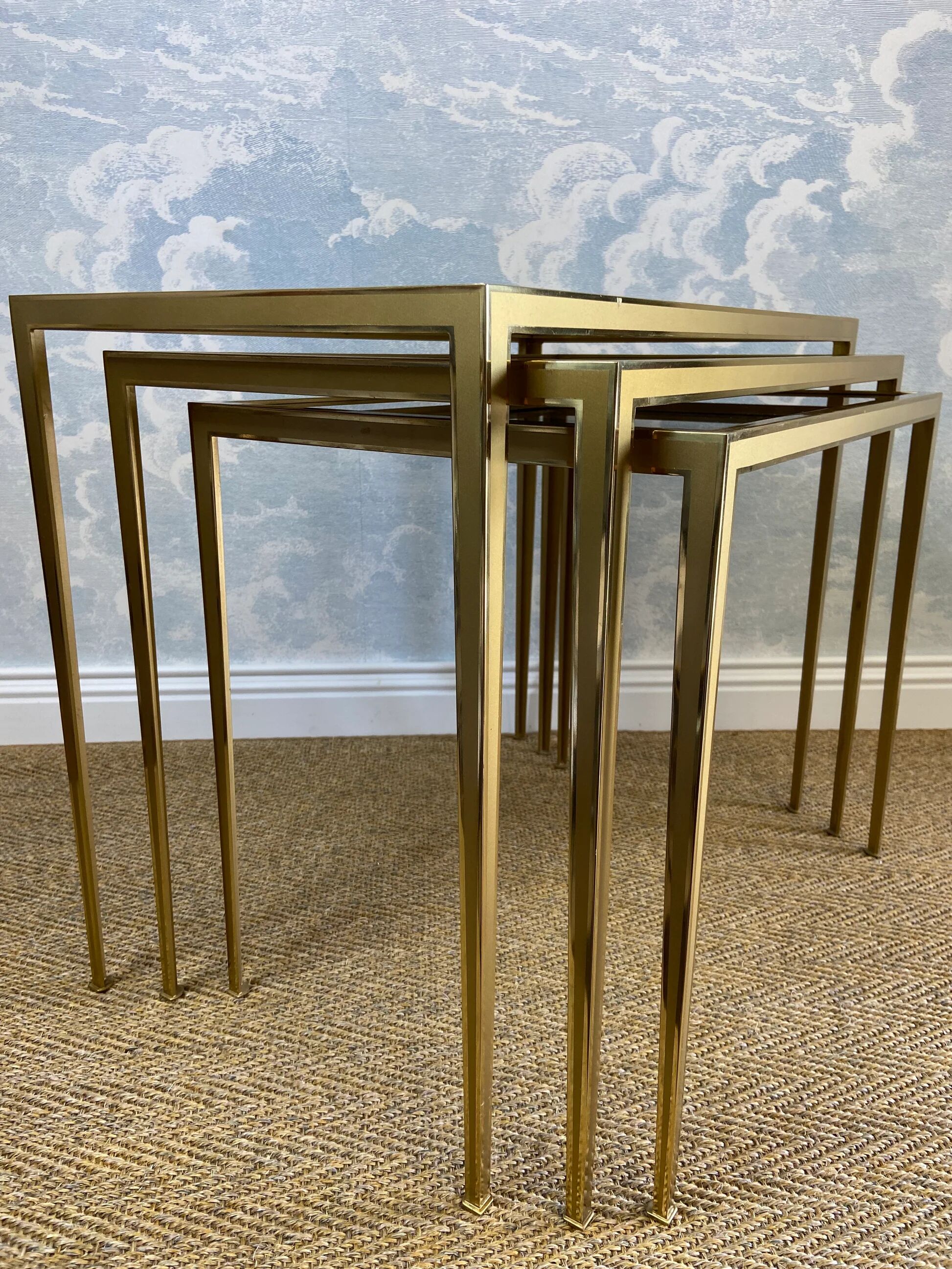 Set of 3 nesting tables in brass, Hollywood Regency, Vereinigte Werkstätten, Germany, 1960s.