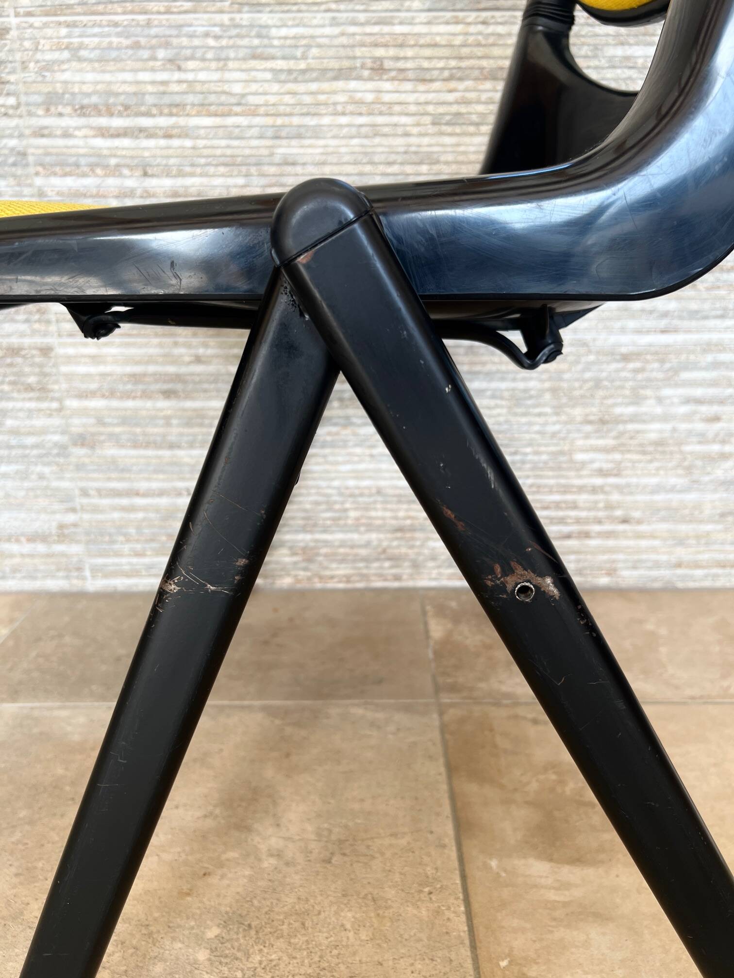 6 back chairs Emilio Ambasz & Giancarlo Peretti, yellow armchair