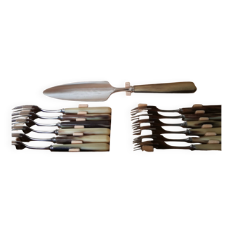 Dessert forks and pie server