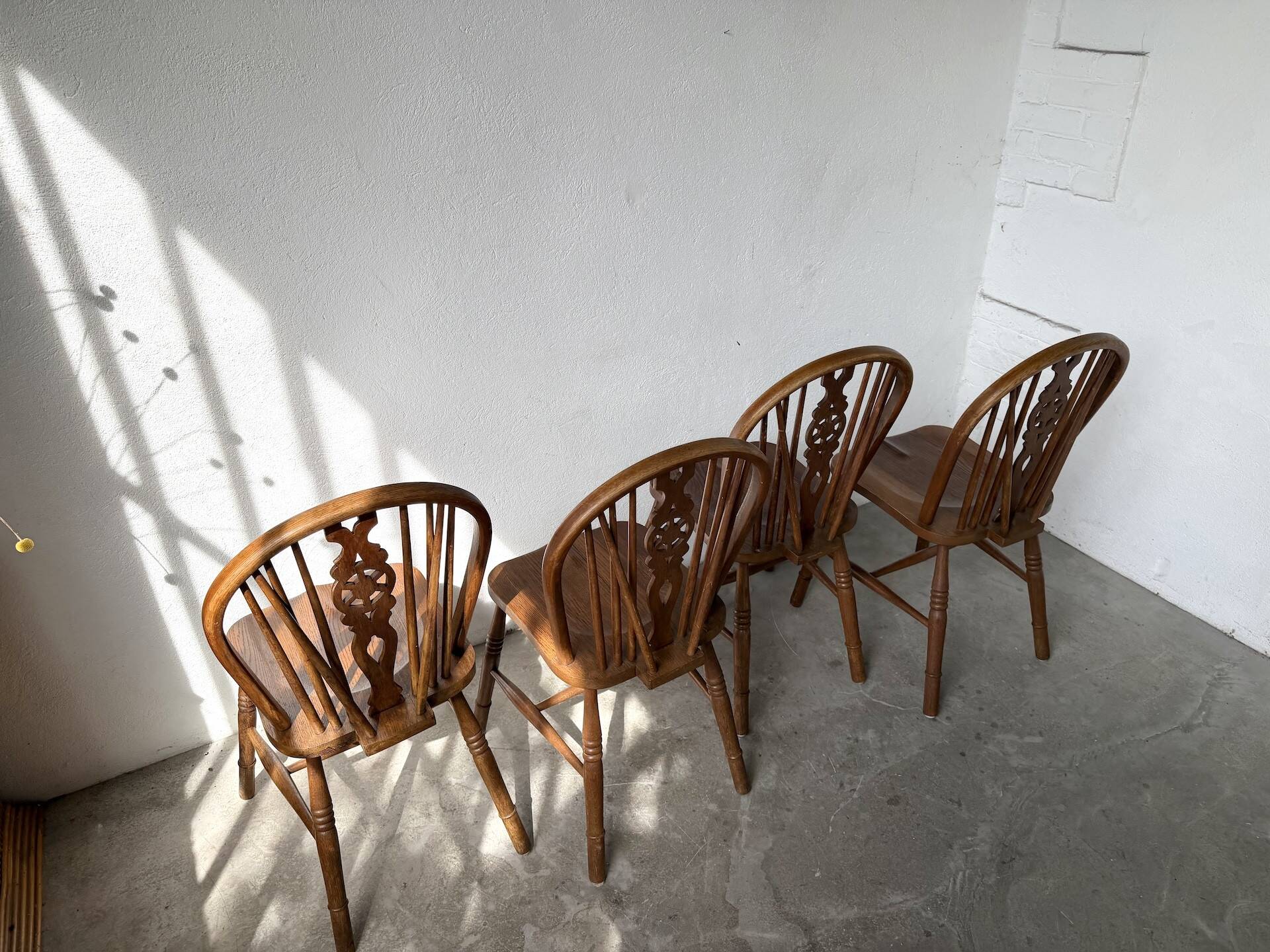 Suite de Quatre Chaises "Windsor"