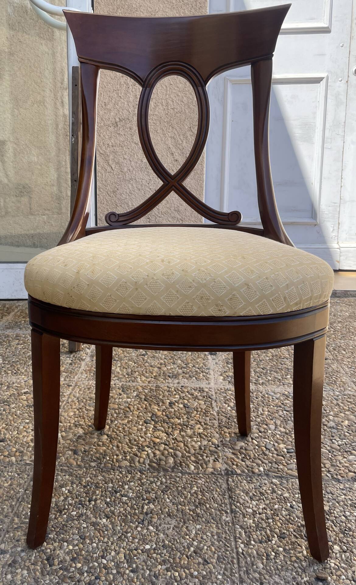 Une chaise ancienne en bois