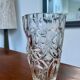 Vase en verre moulé à décor sculpté