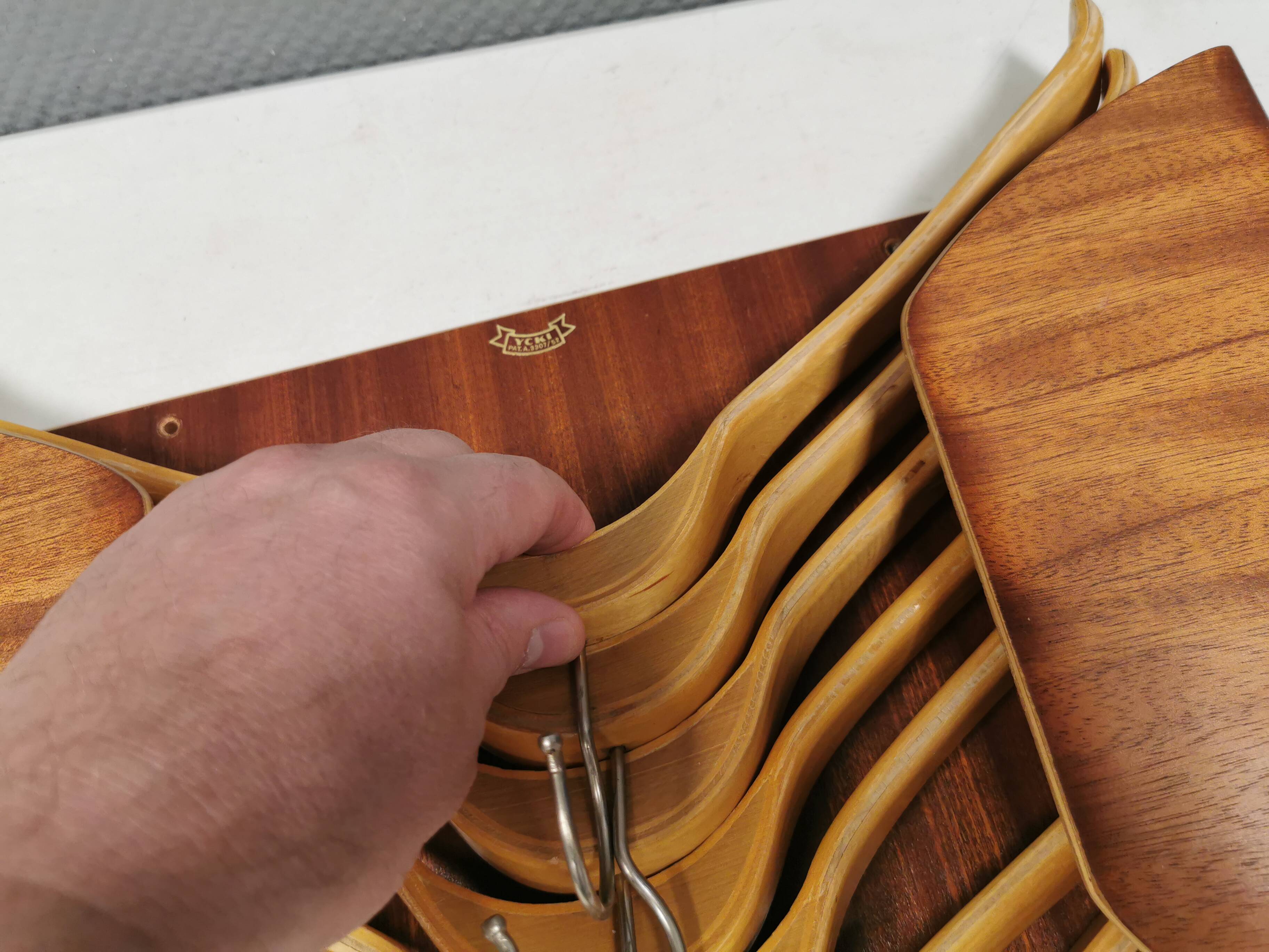 Very beautiful vintage hanger holder, including 7 matching hangers.