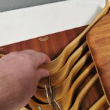 Very beautiful vintage hanger holder, including 7 matching hangers.