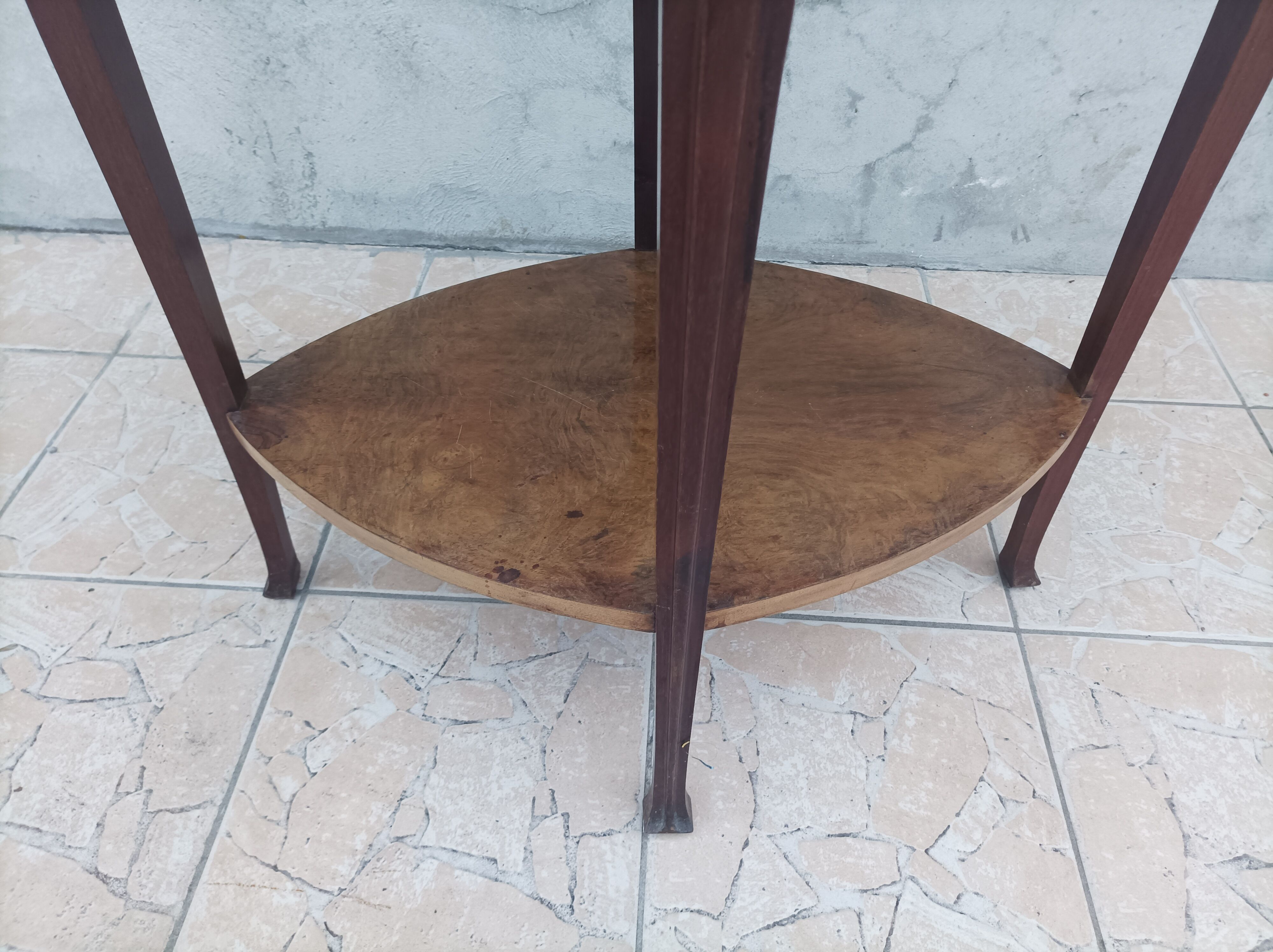 Table guéridon Art Nouveau en acajou et dessus en marbre