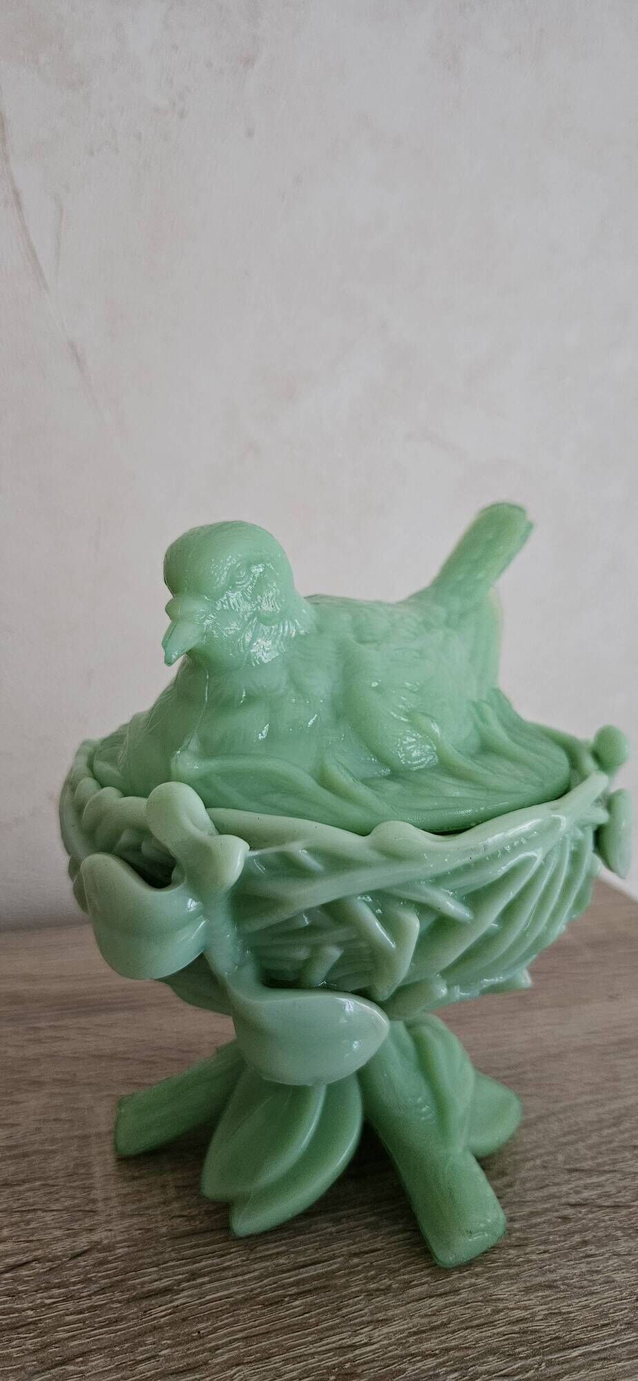 Rare bonbonnière "oiseau sur son nid" en opaline