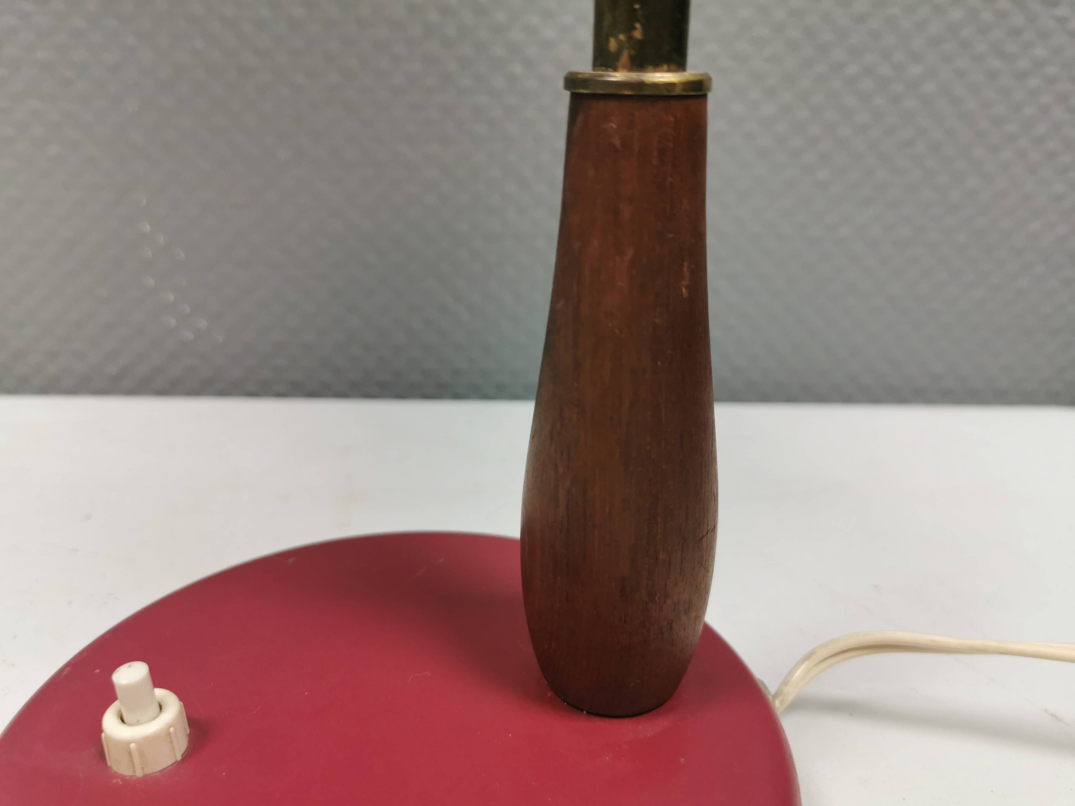 Table lamp in aubergine coloured metal, brass bend and teak wood 1960-70s