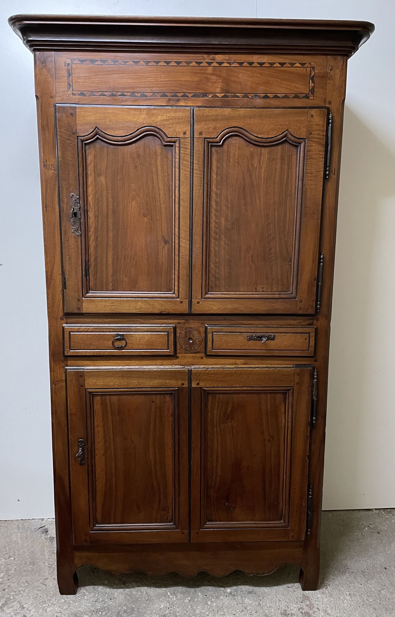 Armoire en noyer d'époque XIX ème