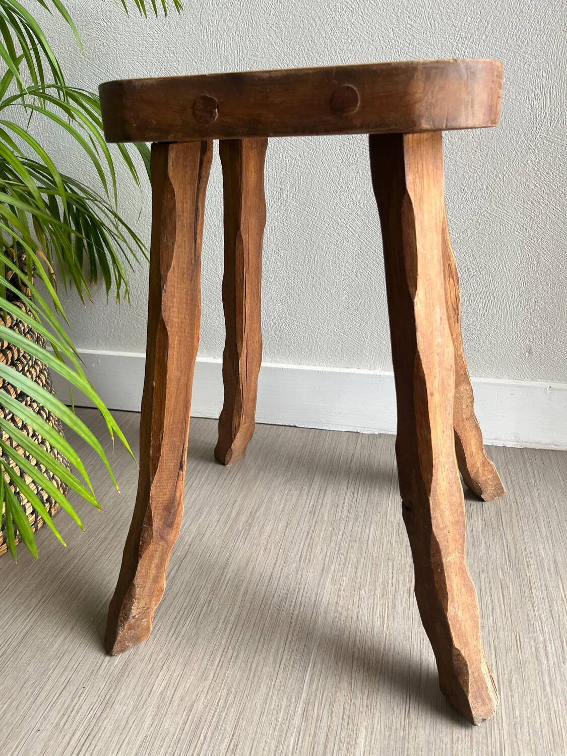 Tabouret tripode en bois