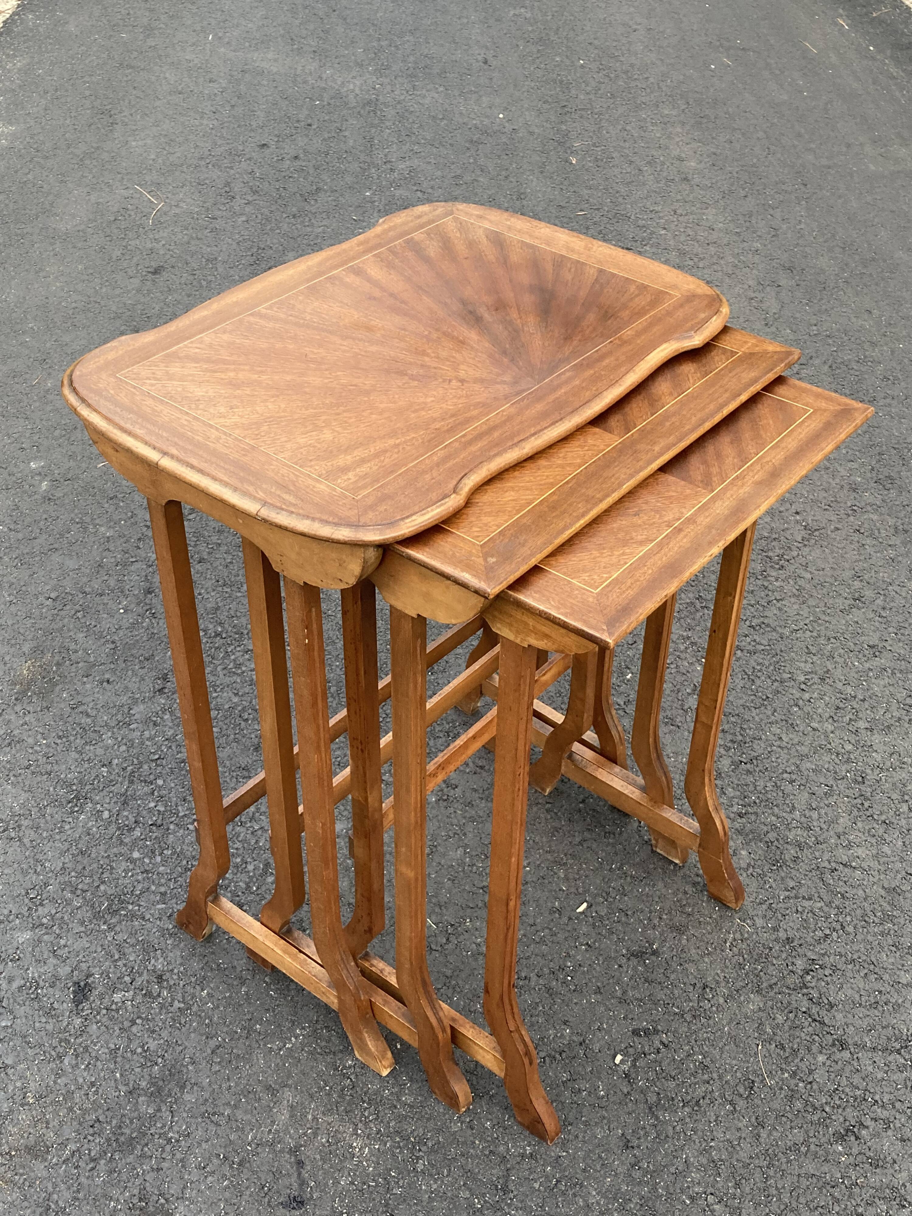 Tables gigogne art déco d’époque 1930 en marqueterie