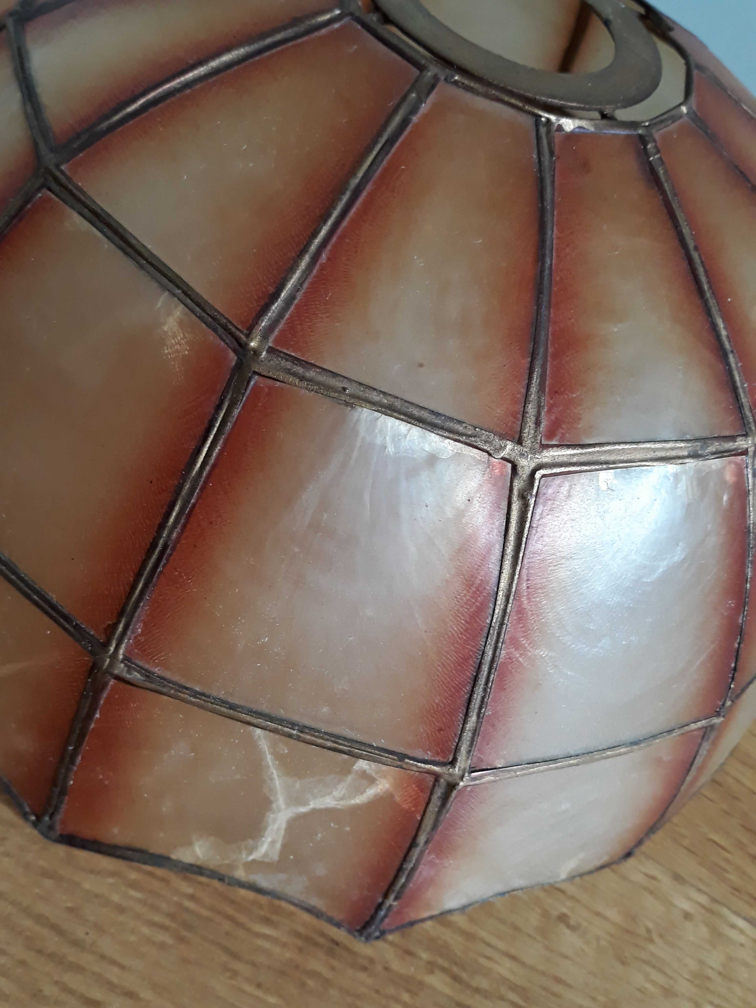 Mother-of-pearl lampshade for suspension