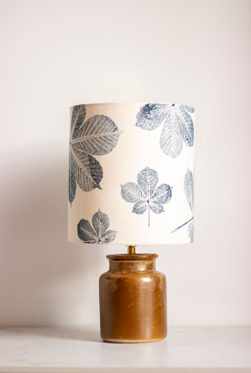 Lampe pot à moutarde en grès, motif feuilles de Maronnier