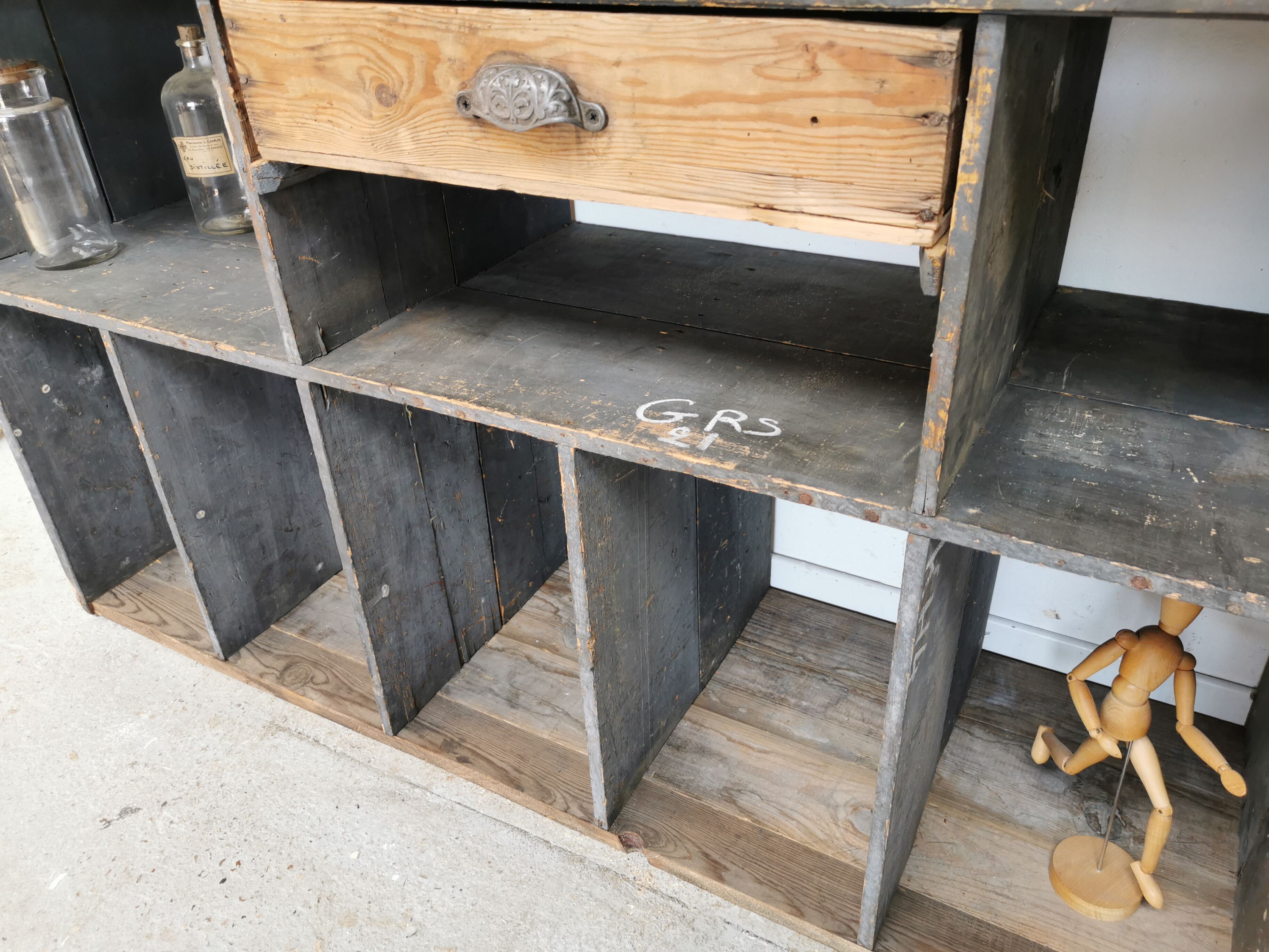 Meuble de métier à casiers bibliothèque