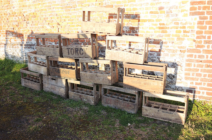 Old box with 10 wooden bottles -bc