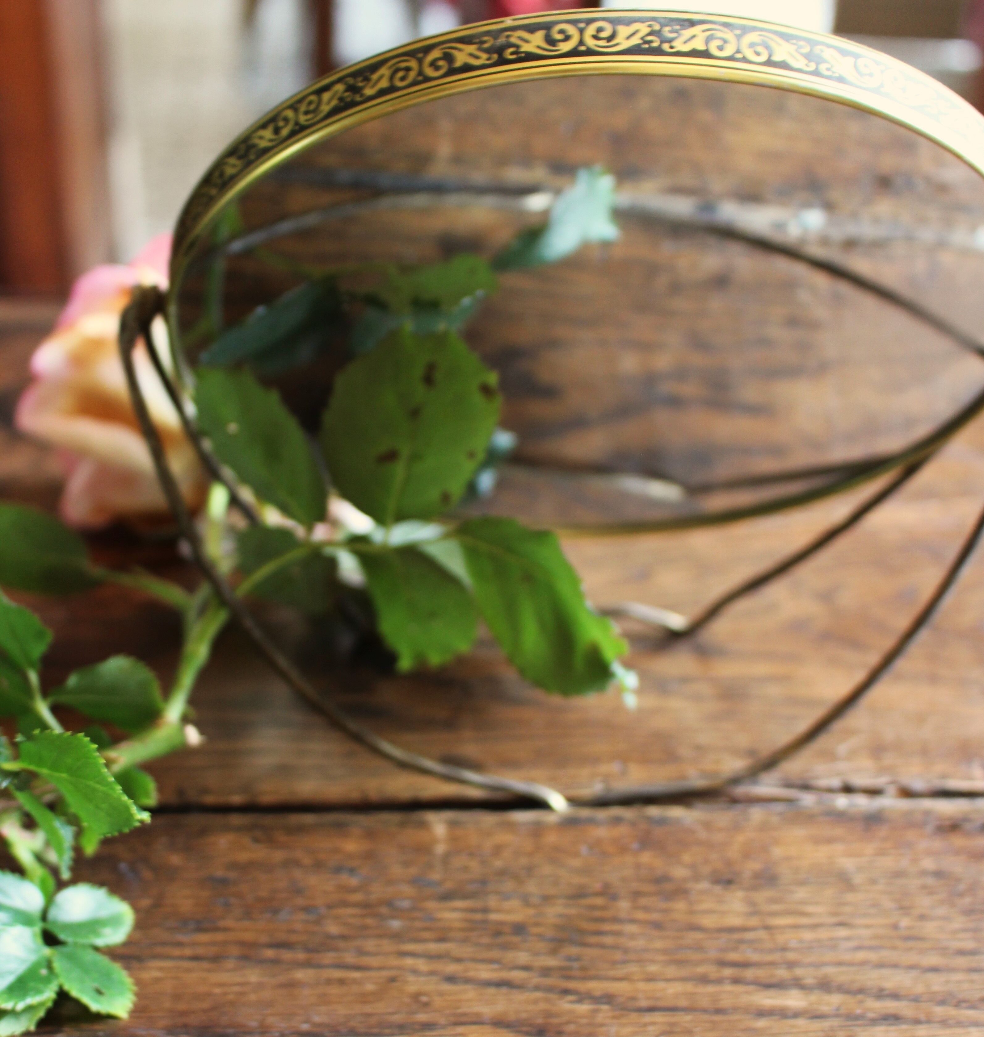 Round barber mirror with double gold legs and decorations
