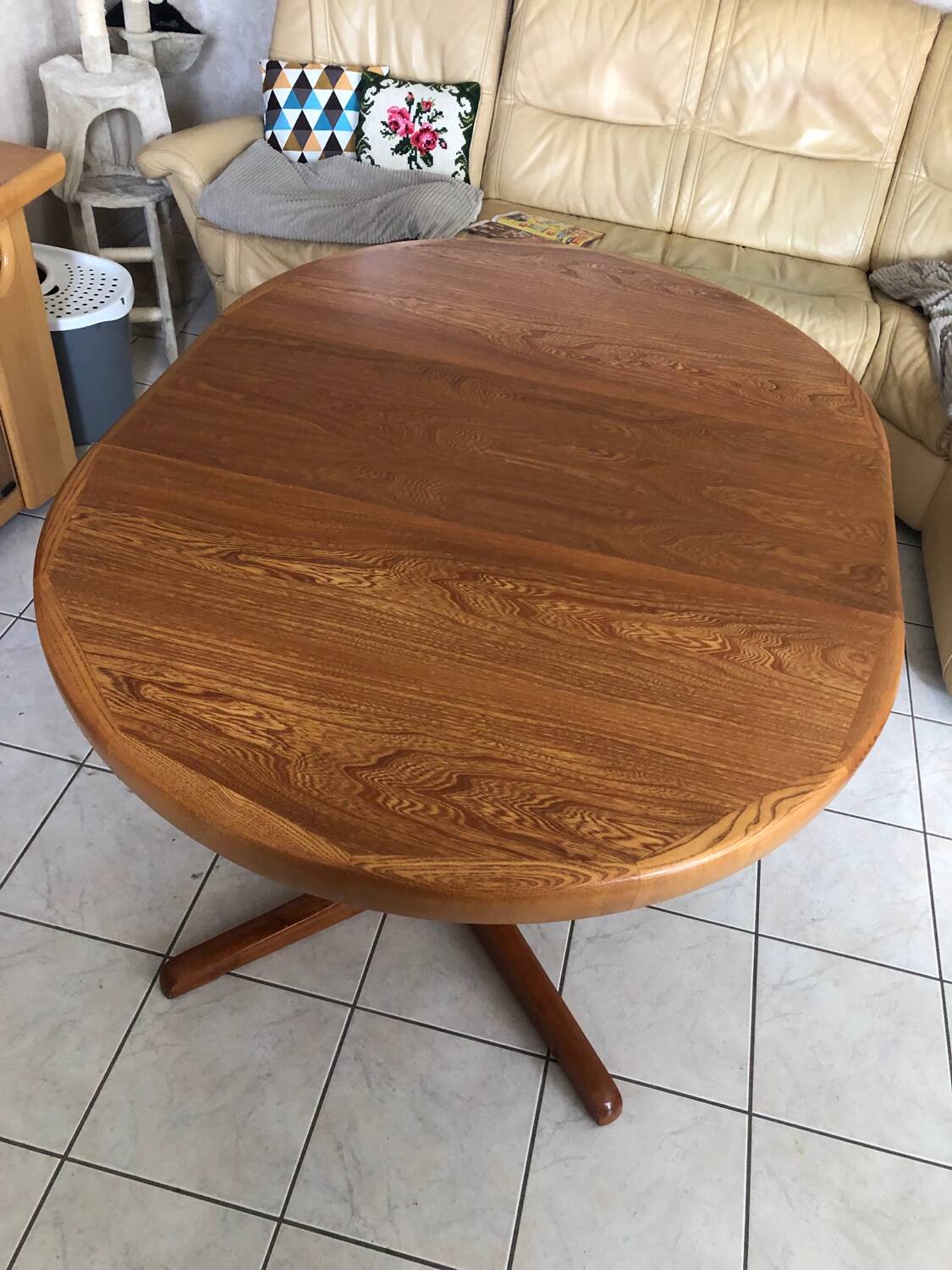 Baumann extendable round table