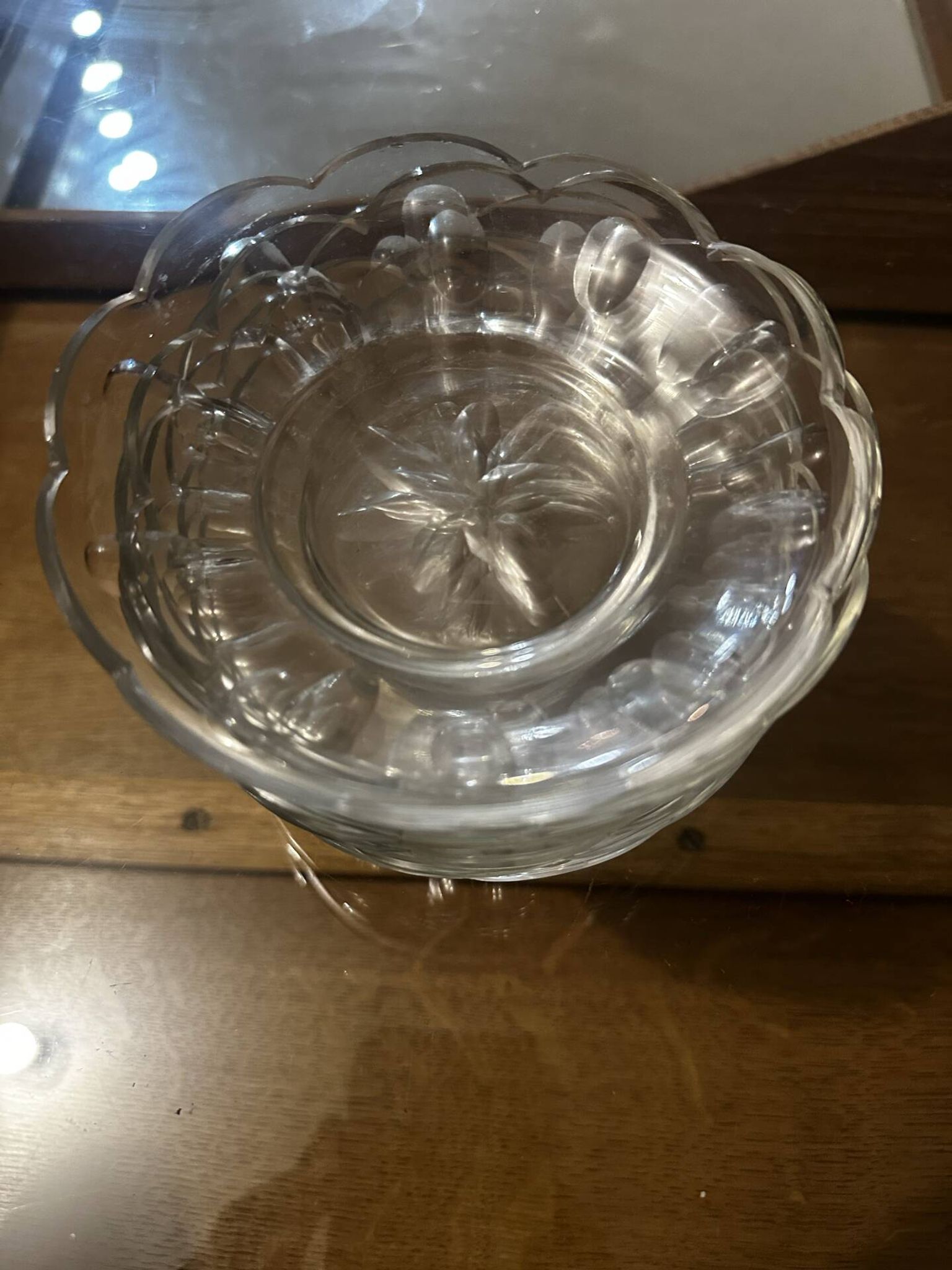 Set of 8 crystal bowls with floral decoration, France early 20th century.