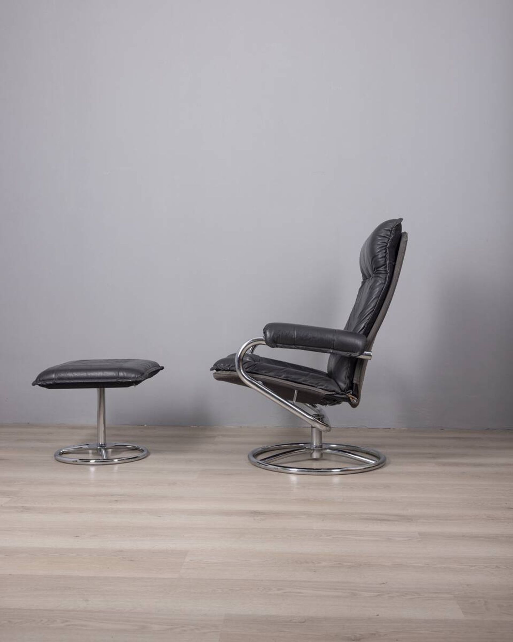 VINTAGE 1970S ARMCHAIR WITH FOOTREST IN METAL AND LEATHER, ITALIAN DESIGN