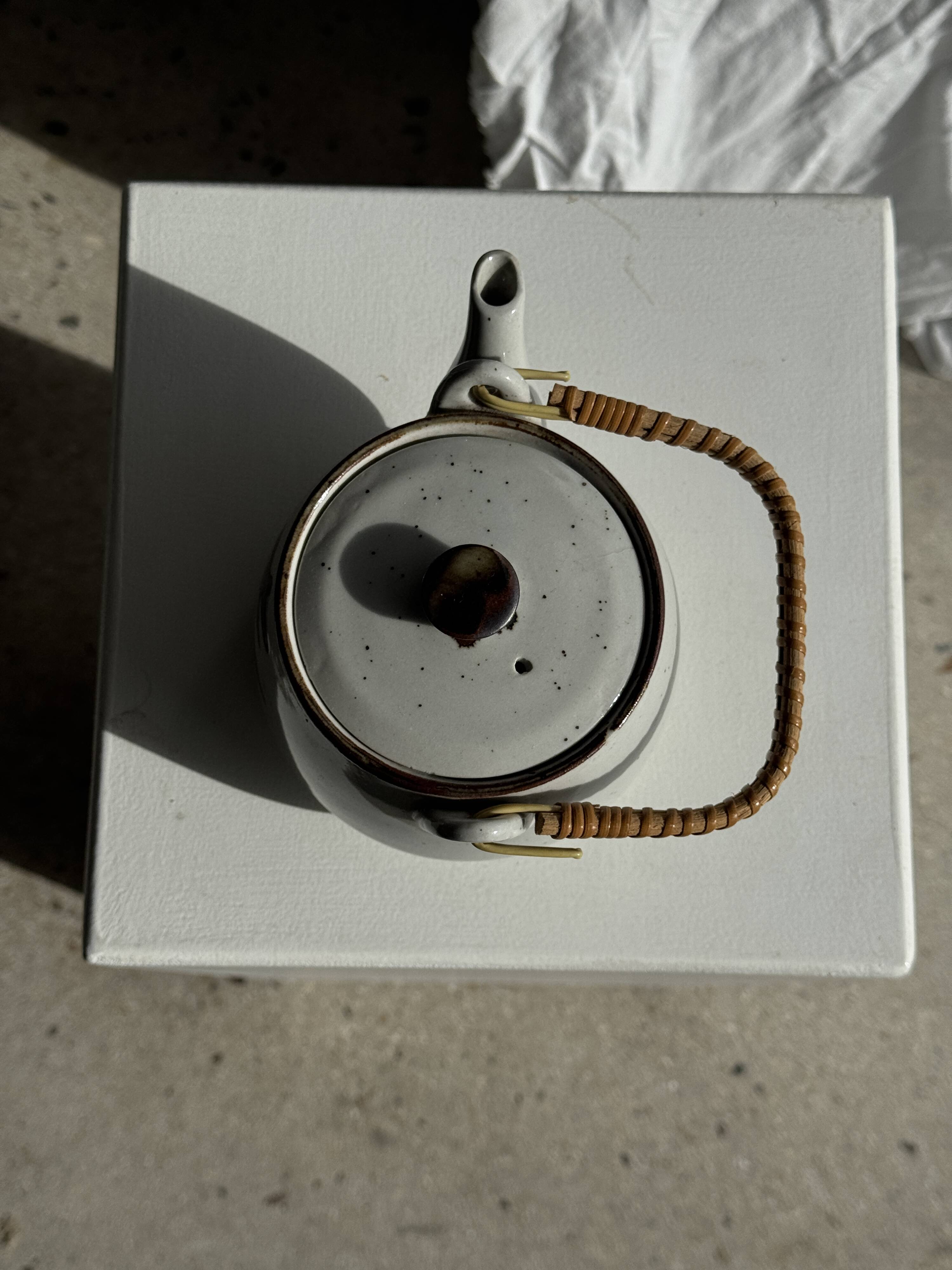 Petite théière asiatique en grès anse en rotin H11 D10