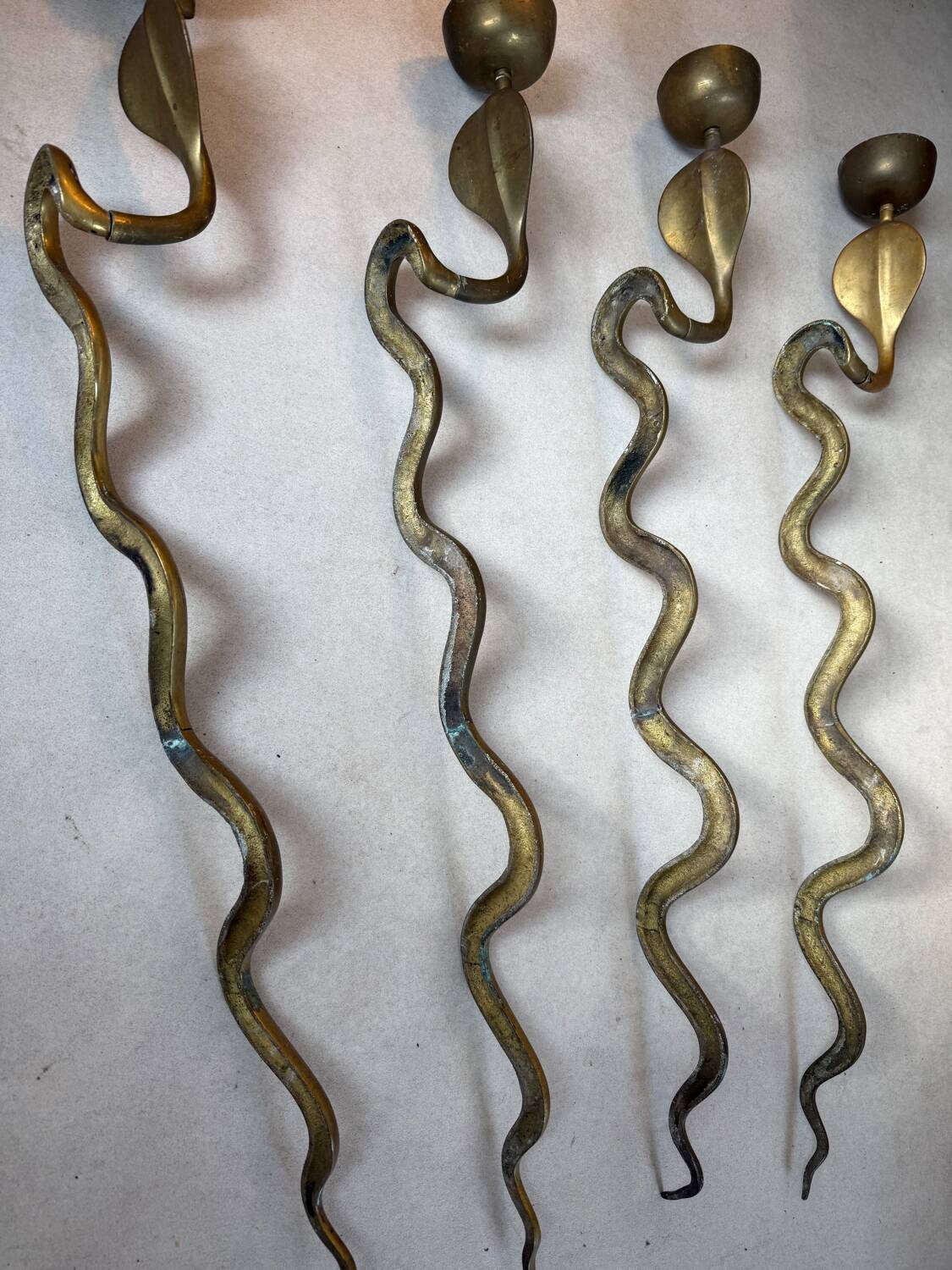 Série de 4 grands bougeoirs serpents sculpturaux en laiton patiné – an