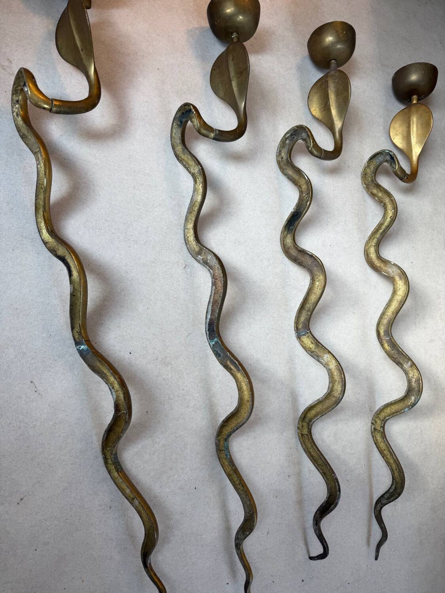 Série de 4 grands bougeoirs serpents sculpturaux en laiton patiné – an