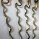 Série de 4 grands bougeoirs serpents sculpturaux en laiton patiné – an