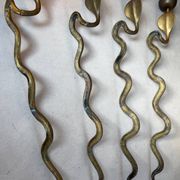 Série de 4 grands bougeoirs serpents sculpturaux en laiton patiné – an