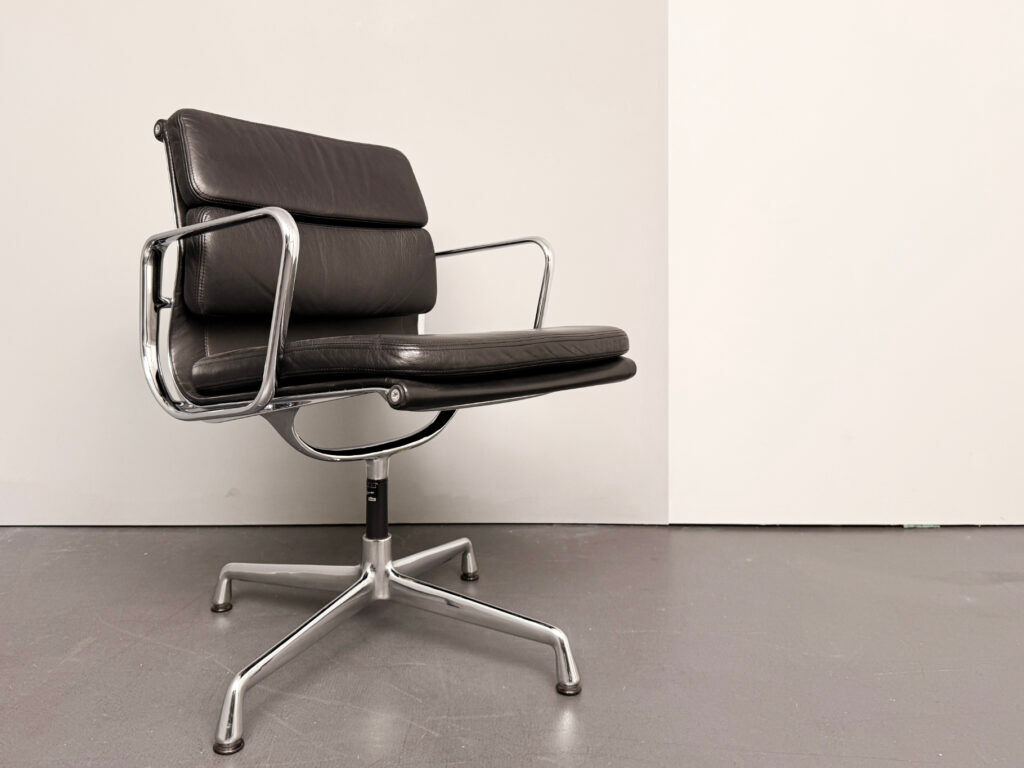 Fauteuils Soft Pad Alu EA 208 par Charles et Ray Eames pour Vitra, Allemagne, années 1970.