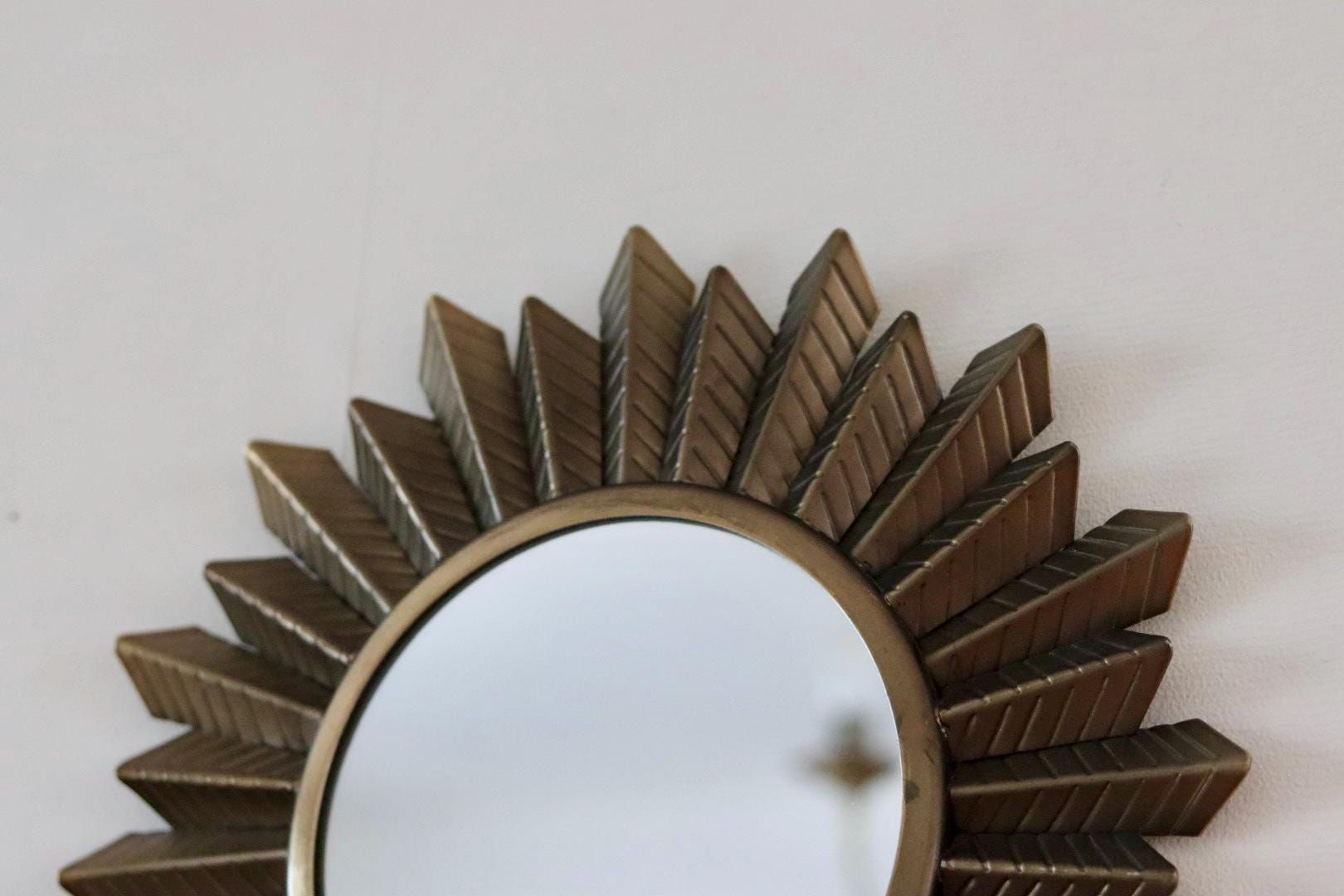 Miroir mural en métal de style vintage avec effet soleil éclatant