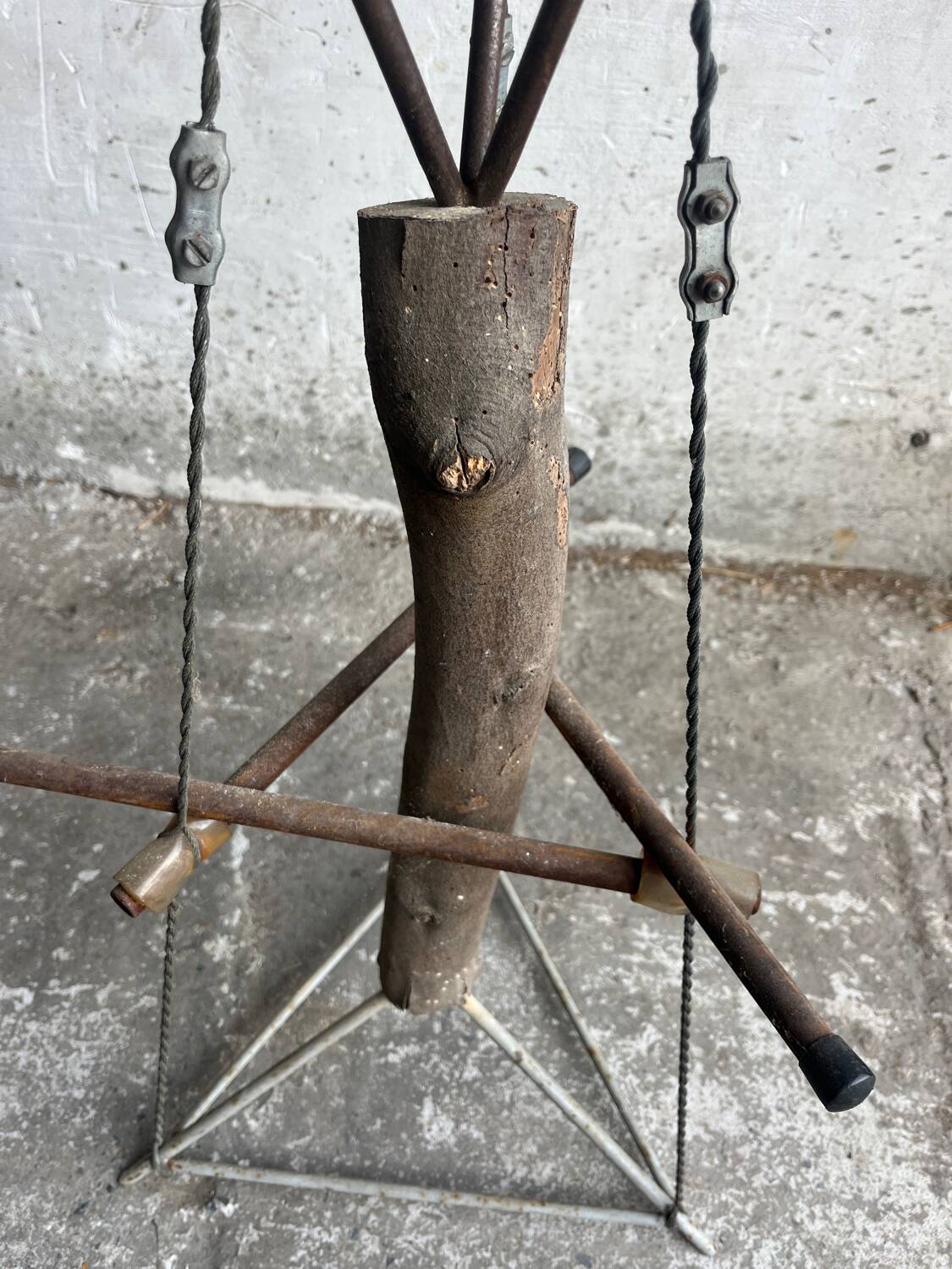 Table d'appoint sculpturale en métal rouillé et bois au design néerlandais, accent industriel en brun rustique.