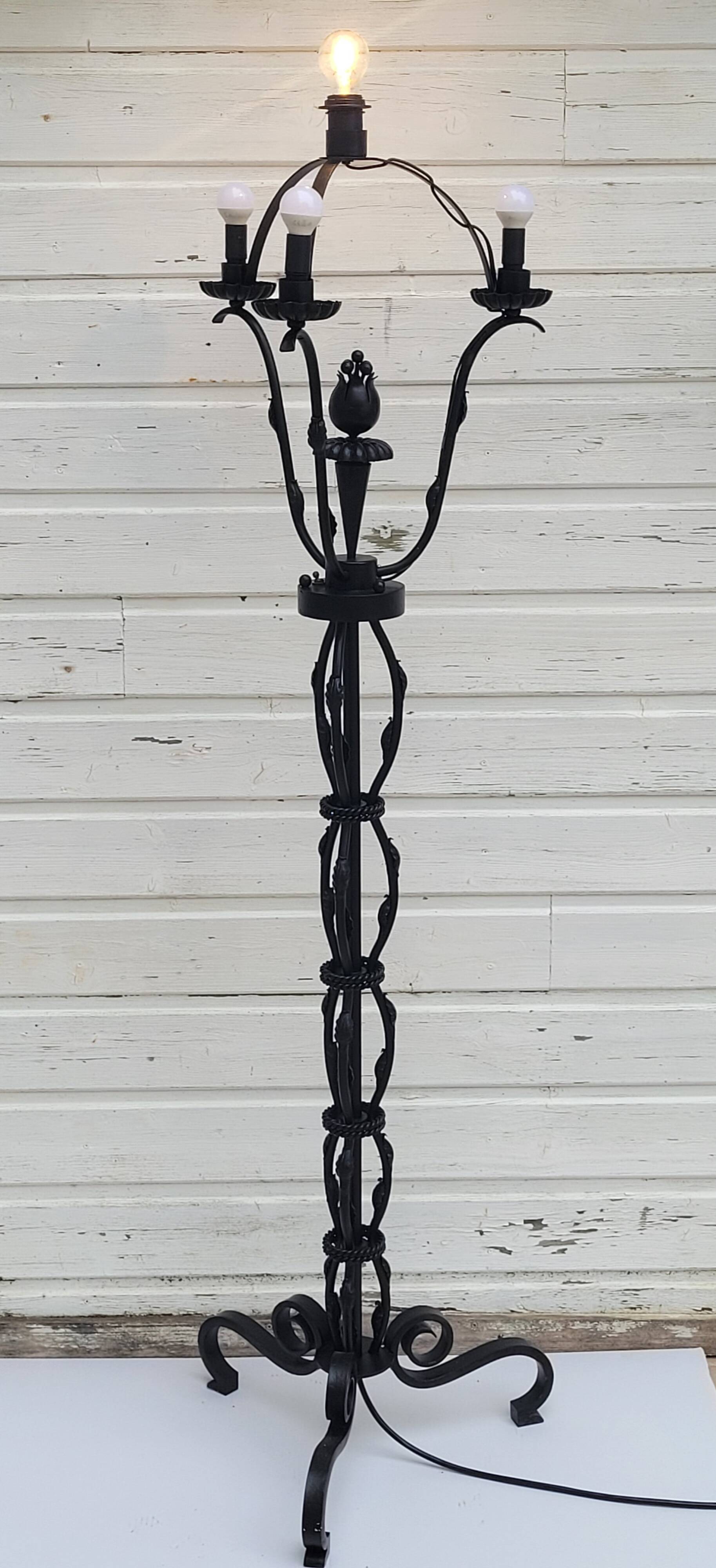 Lampadaire en fer forgé noir attribué a Gilbert Poillerat