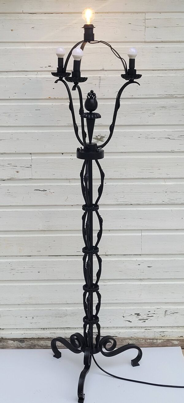 Lampadaire en fer forgé noir attribué a Gilbert Poillerat