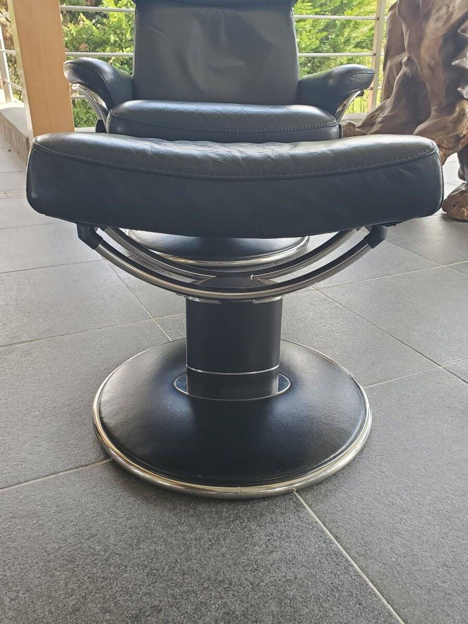 1 Stressless Jazz armchair - black leather and its ottoman
