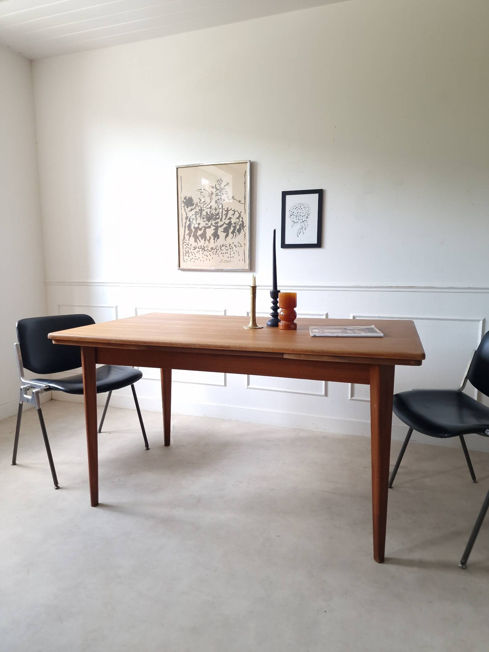 Scandinavian extendable table