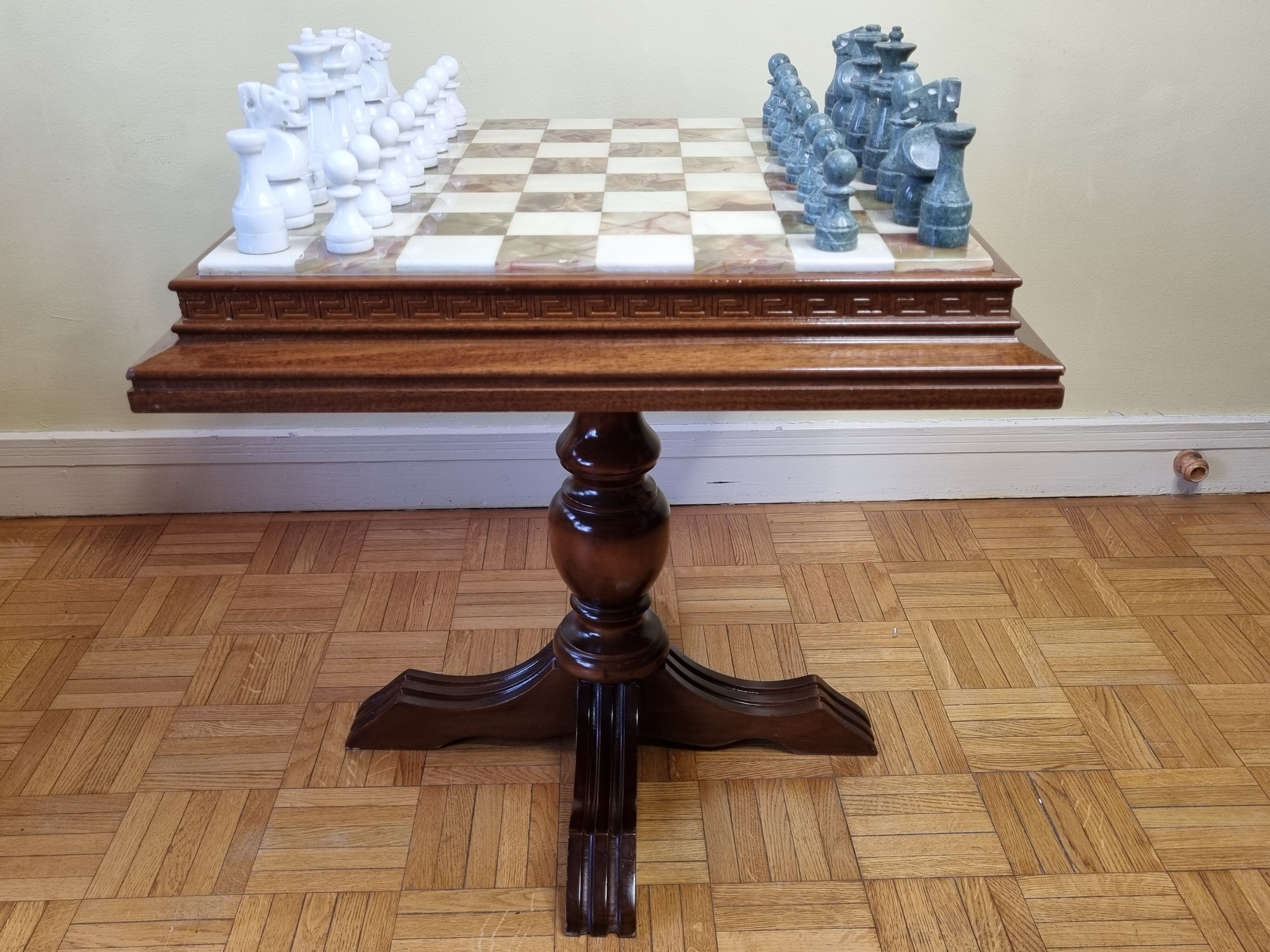 Table et jeu d'échecs en onyx et marbre blanc