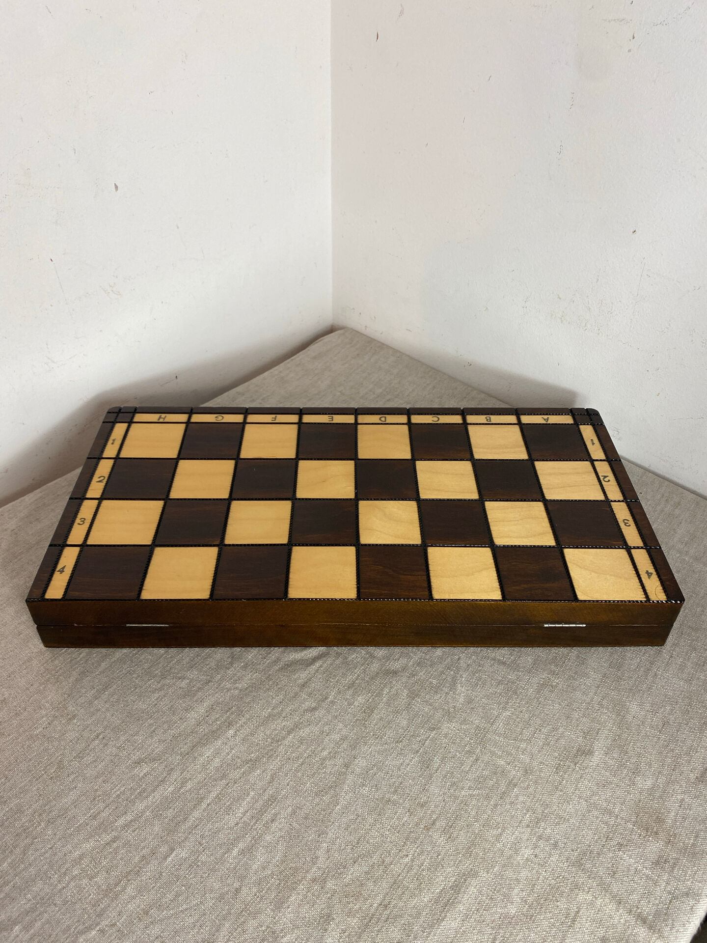 Jeu d’échec avec plateau et pièces en bois 